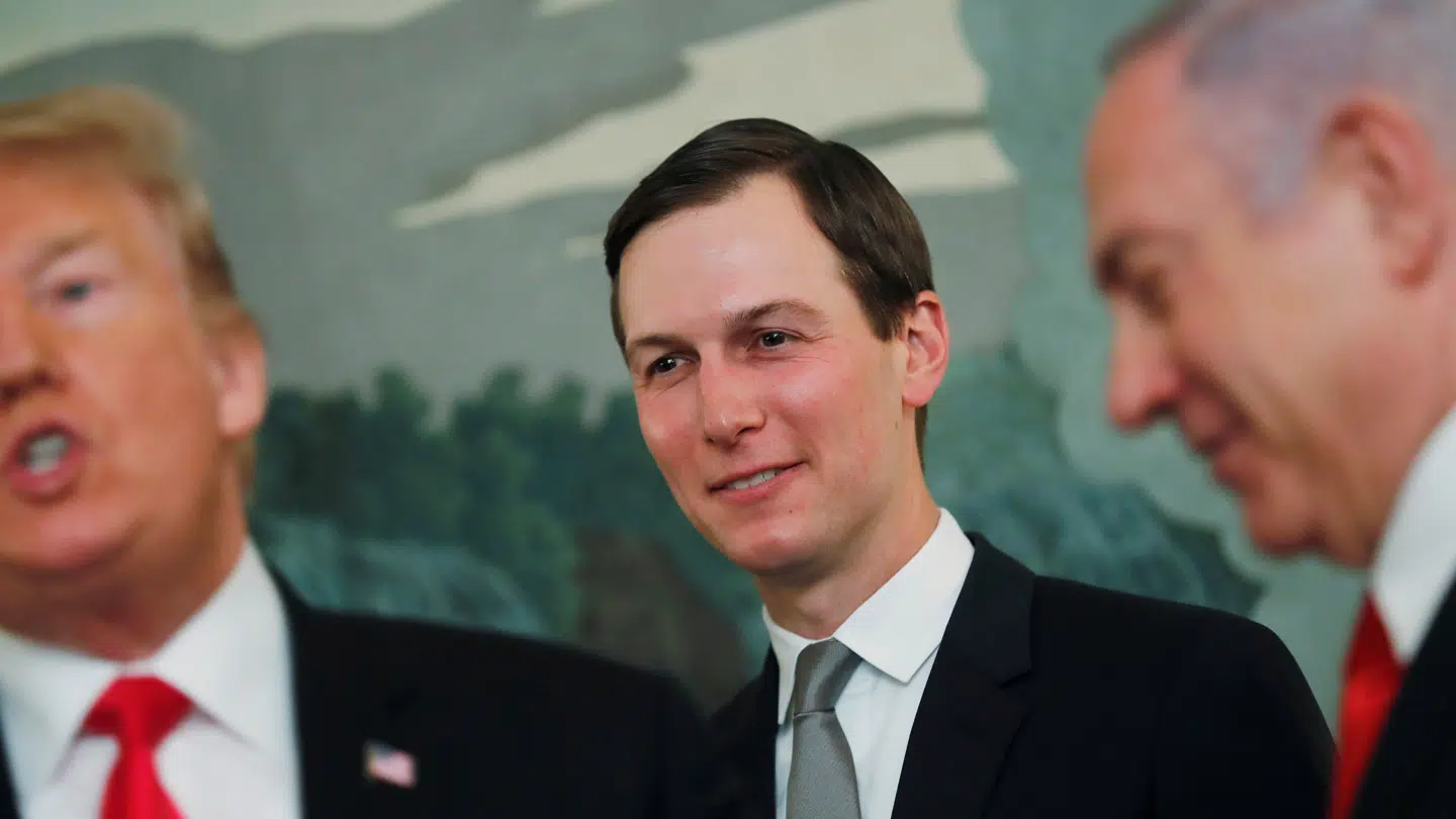 Jared Kushner indtog en yderst central rolle som rådgiver for svigerfar Donald Trump under den første periode i Det Hvide Hus mellem 2017-2021. Her ses han sammen med Trump og Benjamin Netanyahu, Israels premierminister, i 2019.