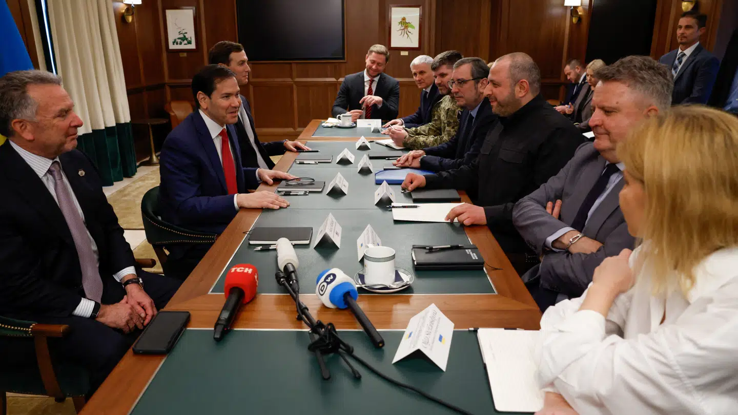 Jared Kushner i baggrunden til venstre sammen med USAs udenrigsminister, Marco Rubio, og den særlige udsending Steve Witkoff i Florida for at møde en ukrainsk delegation 30. november.