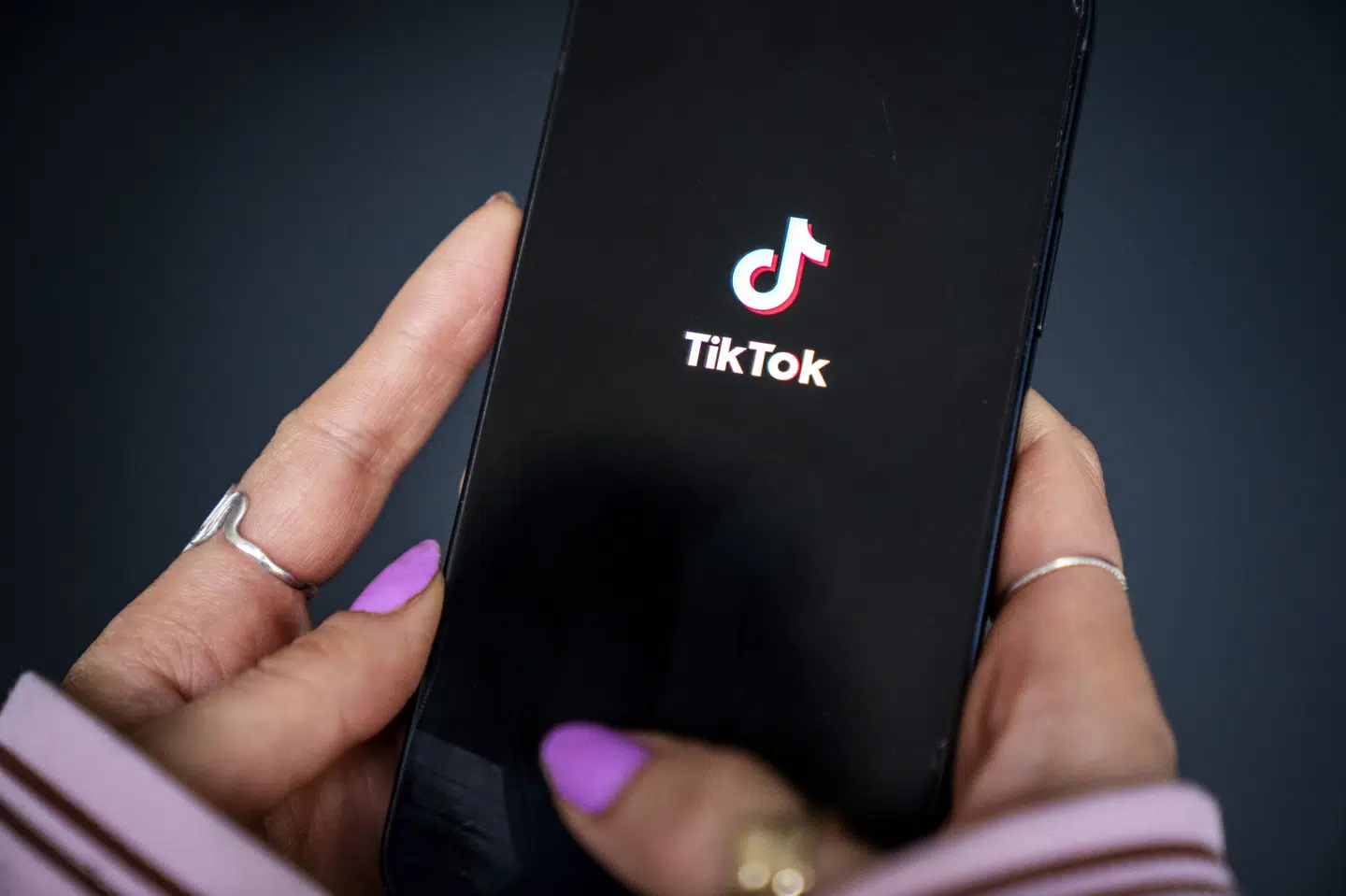 Når børn og unge hiver telefonen op af lommen, er TikTok det sociale medie, de bruger mest tid på. Det viser en ny undersøgelse. (Arkivfoto).