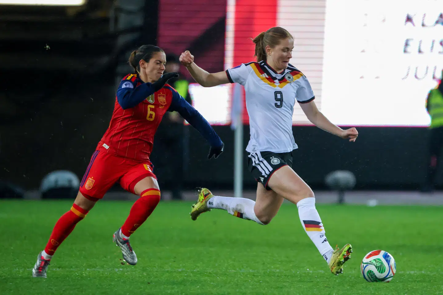 Spanien må undvære Aitana Bonmati i returkampen i Nations League-finalen mod Tyskland. Her ses hun i første kamp fredag i duel med tyskernes Sjoeke Nüsken.