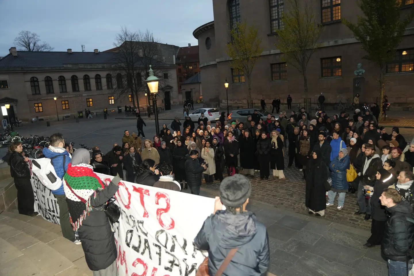 Demonstrationen mod lukning af stillerum på KU, Københavns Universitet, foregår foran Rektoratet på Frue Plads i København.