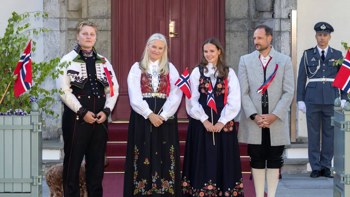 Den norske prins Sverre Magnus (tv.) med kongefamilien på Norges nationaldag.