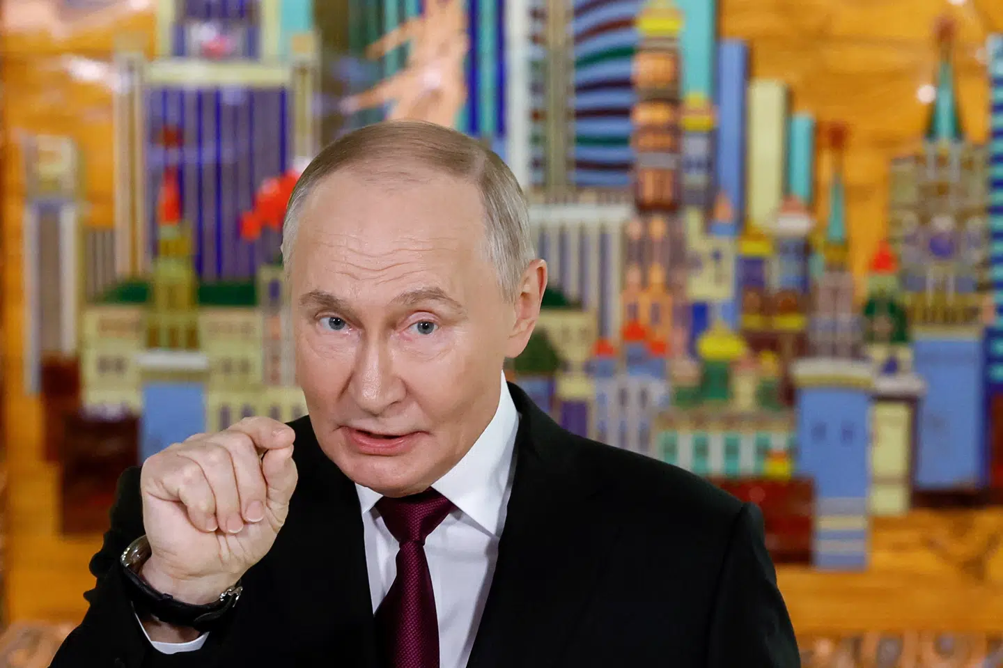 Ruslands præsident, Vladimir Putin, svarer på spørgsmål fra journalister i Moskva inden et møde med USA's delegation.