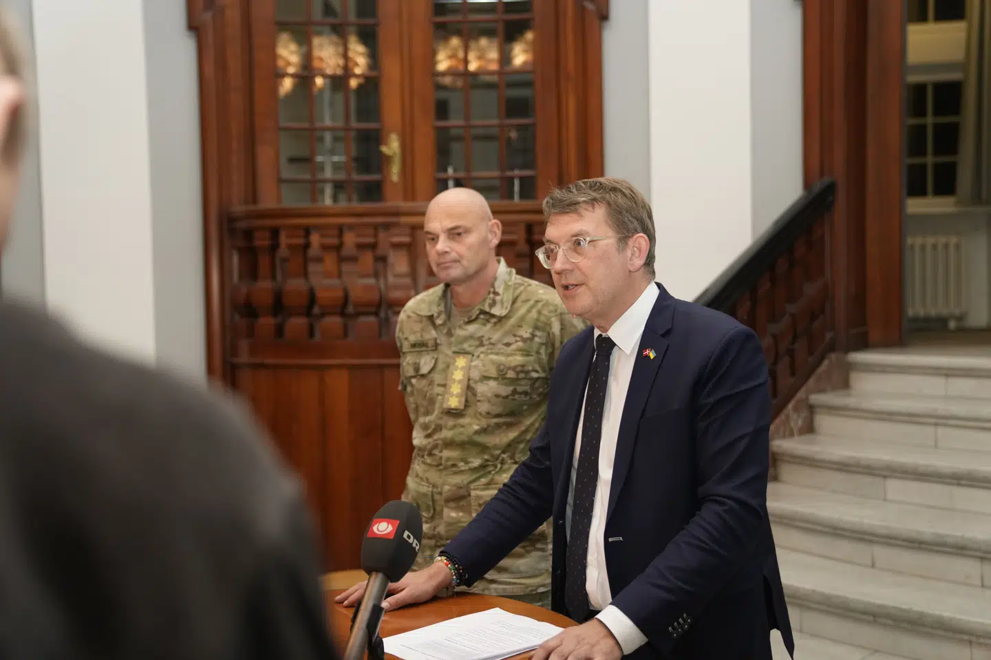 Forsvarsminister Troels Lund Poulsen beretter om nye værelser til værnepligtige på flere kaserner.