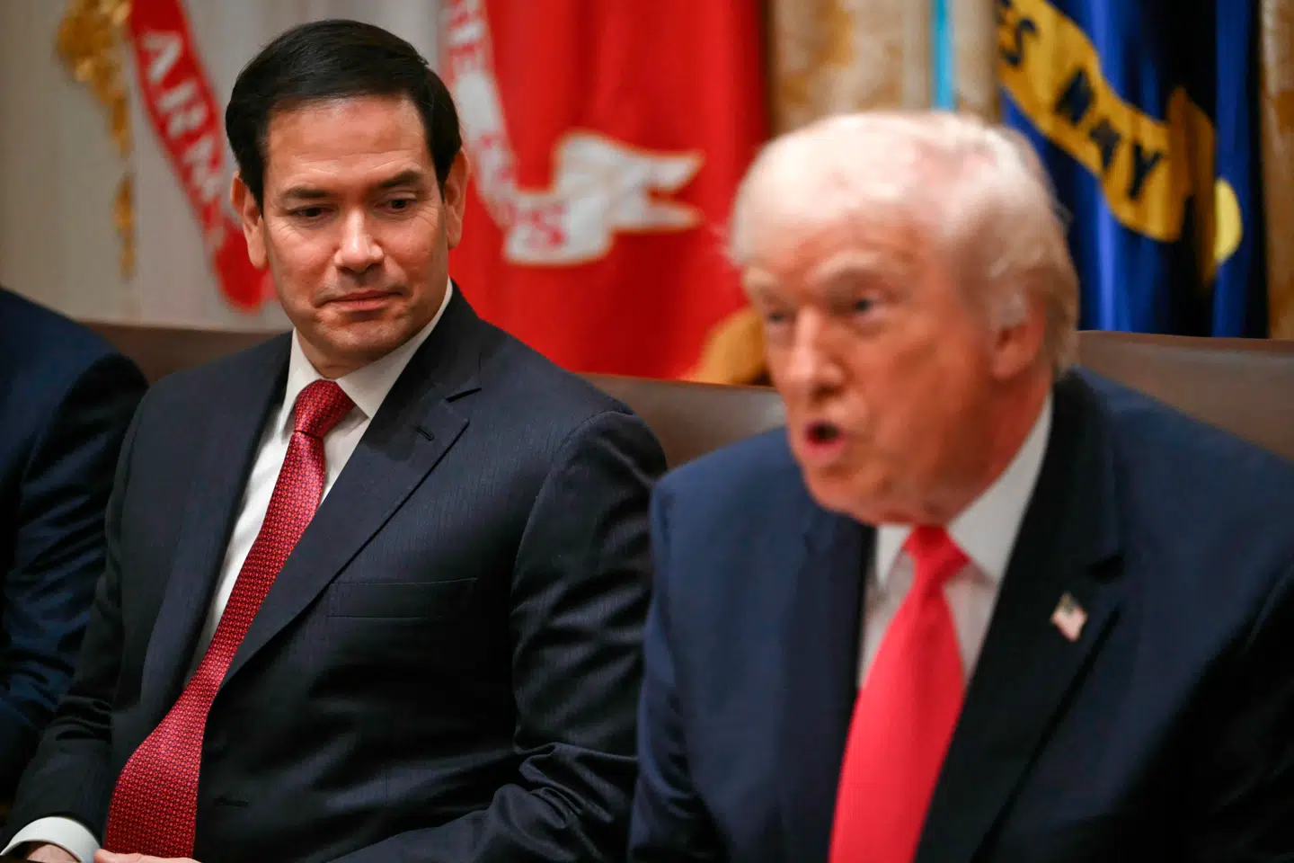 Den amerikanske udenrigsminister, Marco Rubio, valgte tirsdag at blive i USA for at deltage i et kabinetsmøde i Det Hvide Hus. Der var ellers NATO-udenrigsministermøde i Bruxelles. Fraværet af den amerikanske udenrigsminister er første gang i nyere tid.