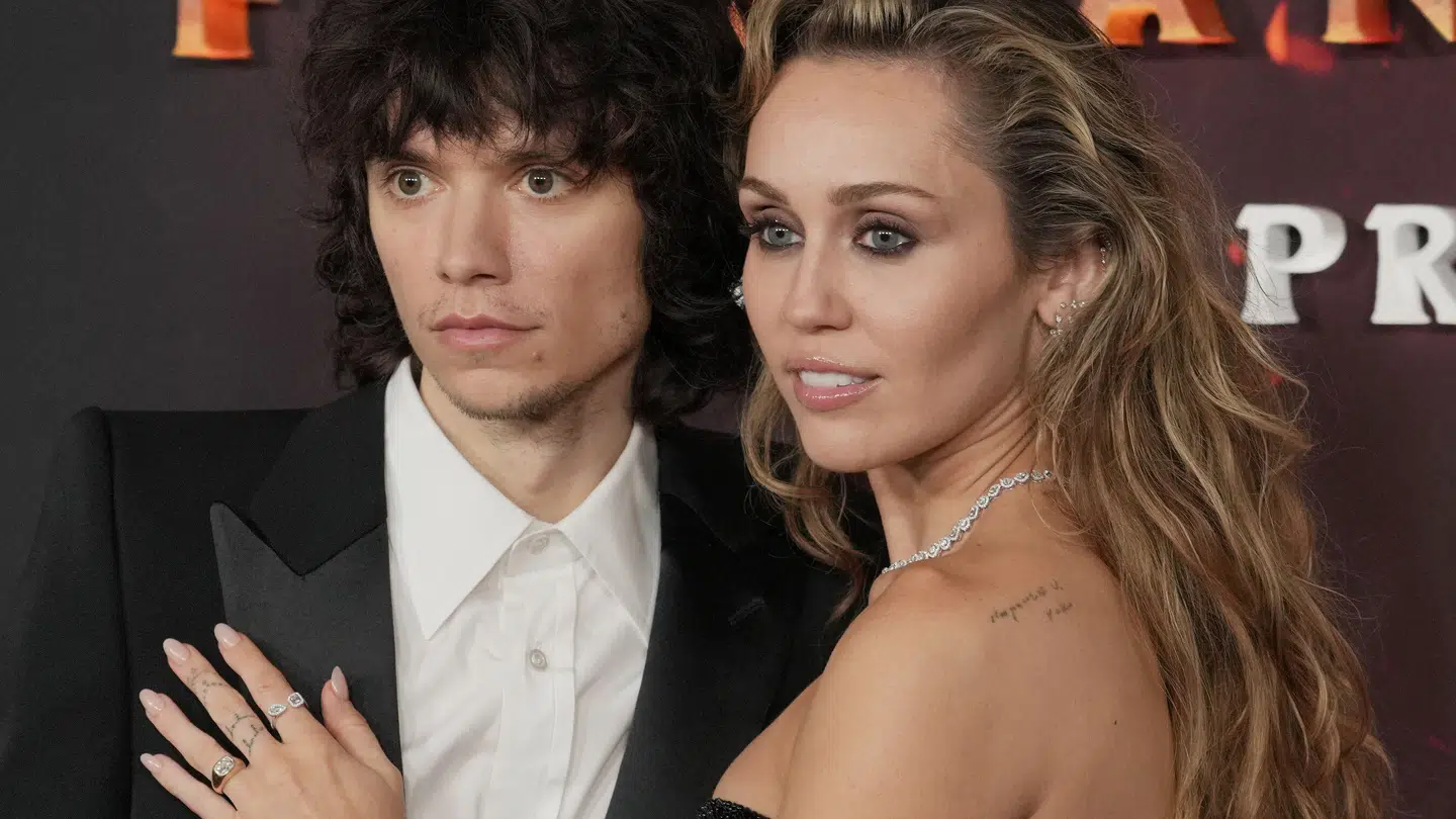 (L-R) Maxx Morando og Miley Cyrus til præmieren på 'Avatar: Fire and Ash' mandag i denne uge. Forlovelsesringen ses på hendes ringfinger.