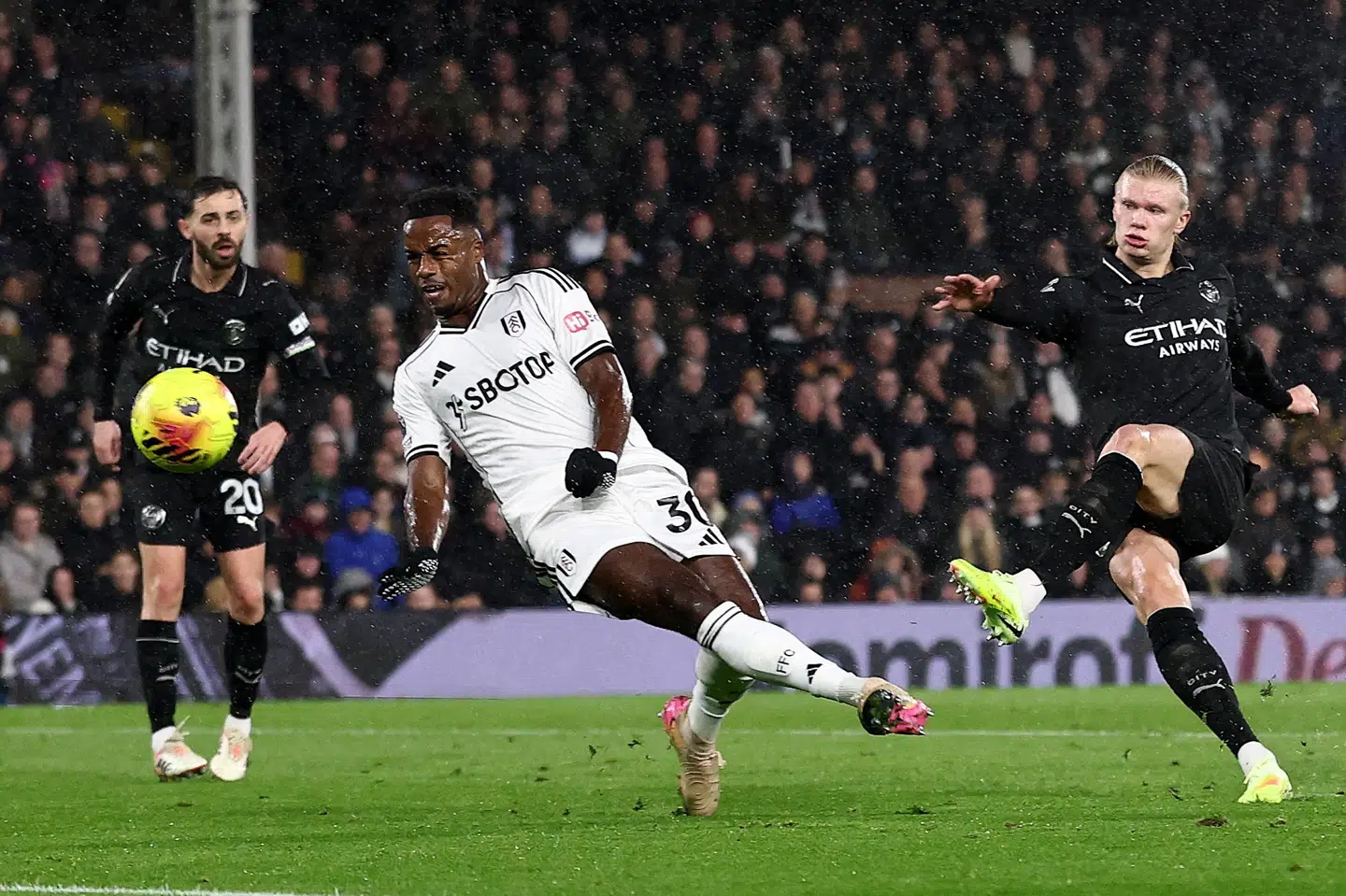 Erling Haaland åbnede målfesten efter 17 minutter i en vild fodboldkamp.