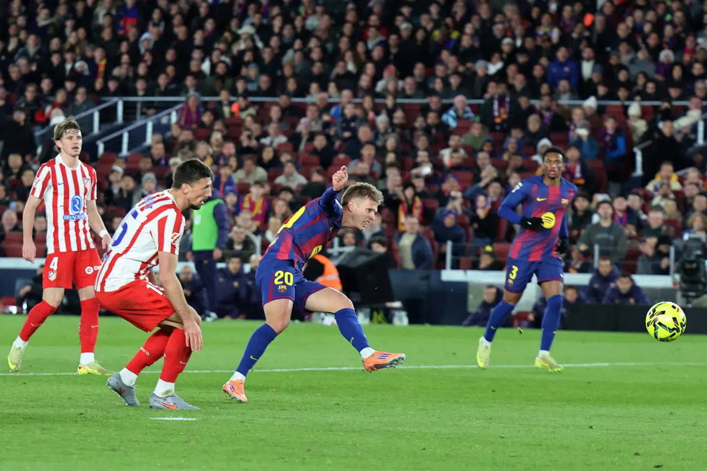 FC Barcelonas Dani Olmo scorede det vigtige 2-1-mål i 3-1-sejren over Atlético Madrid i La Liga.
