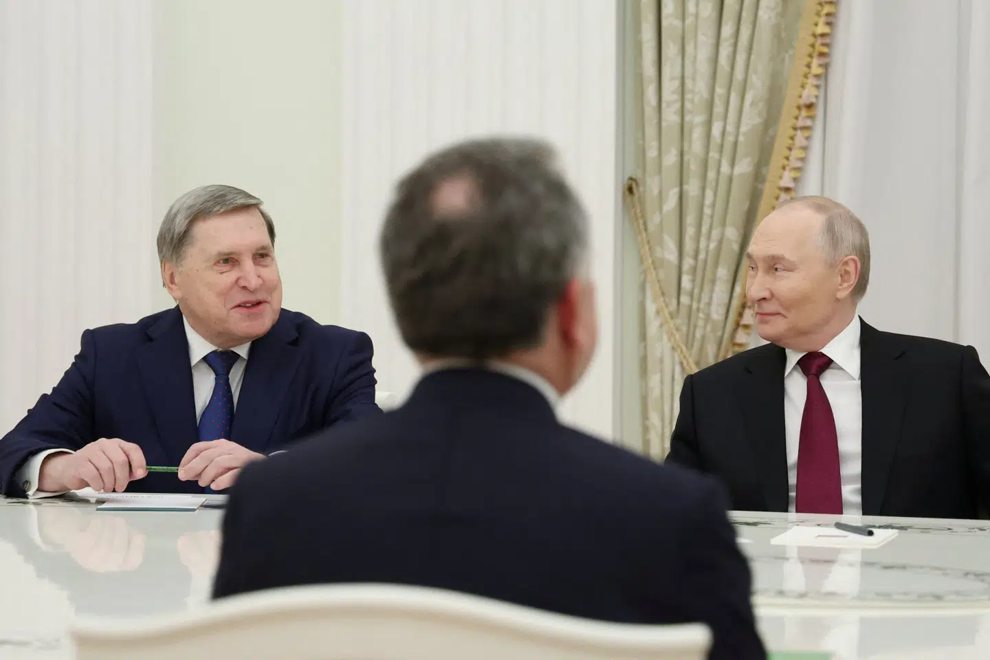 Jurij Usjakov, der er den russiske præsident Vladimir Putins udenrigspolitiske rådgiver, taler med USA's særlige udsending Steve Witkoff, som ses i forgrunden af billedet, under et møde i Moskva.