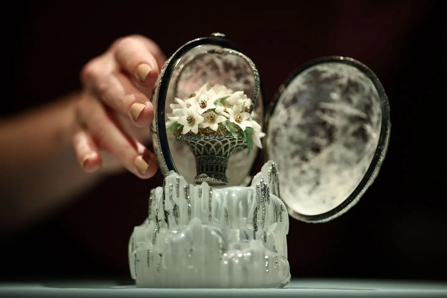Fabergés "Vinteræg" blev i 1913 givet i gave til danskfødte enkekejserinde Dagmar af hendes svigersøn og daværende russiske zar Nikolaj II. Tirsdag blev det solgt for rekordbeløb på auktion i London.