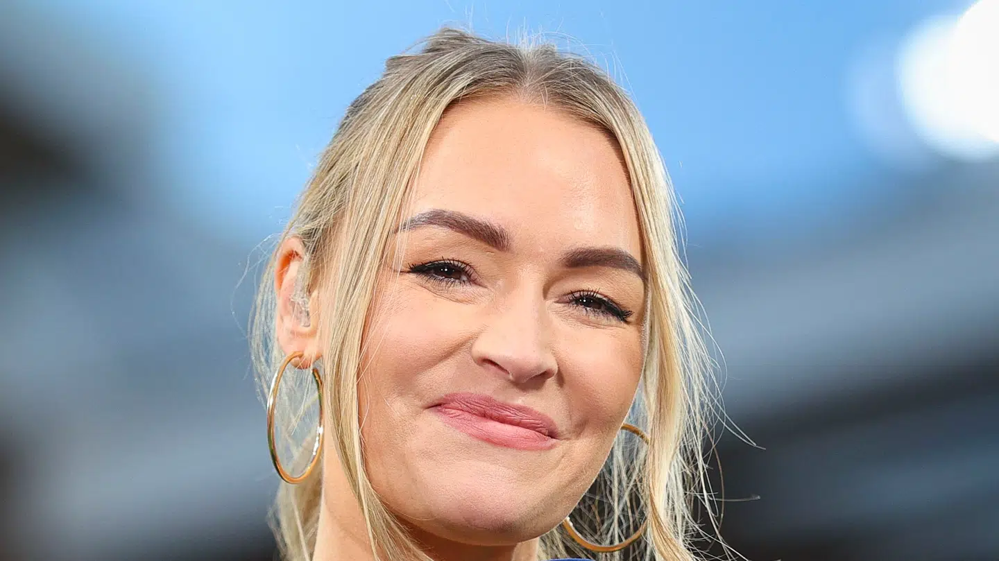 Den kendte britiske sportsvært Laura Woods kollapsede på direkte tv.