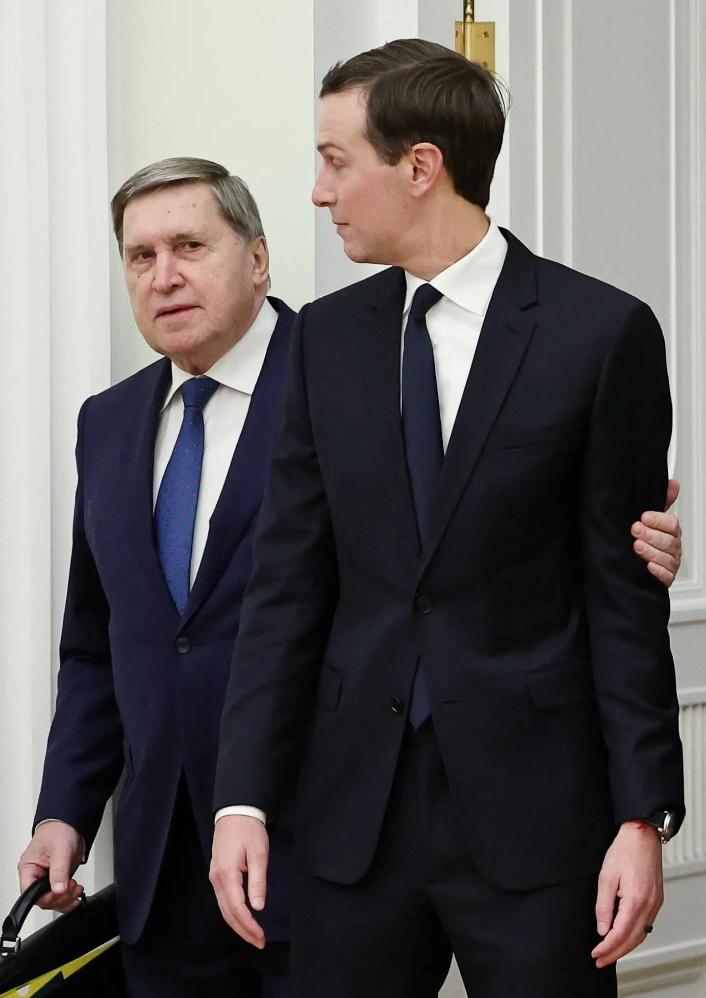 Her ses Jurij Usjakov sammen med Jared Kushner før mødet tirsdag.