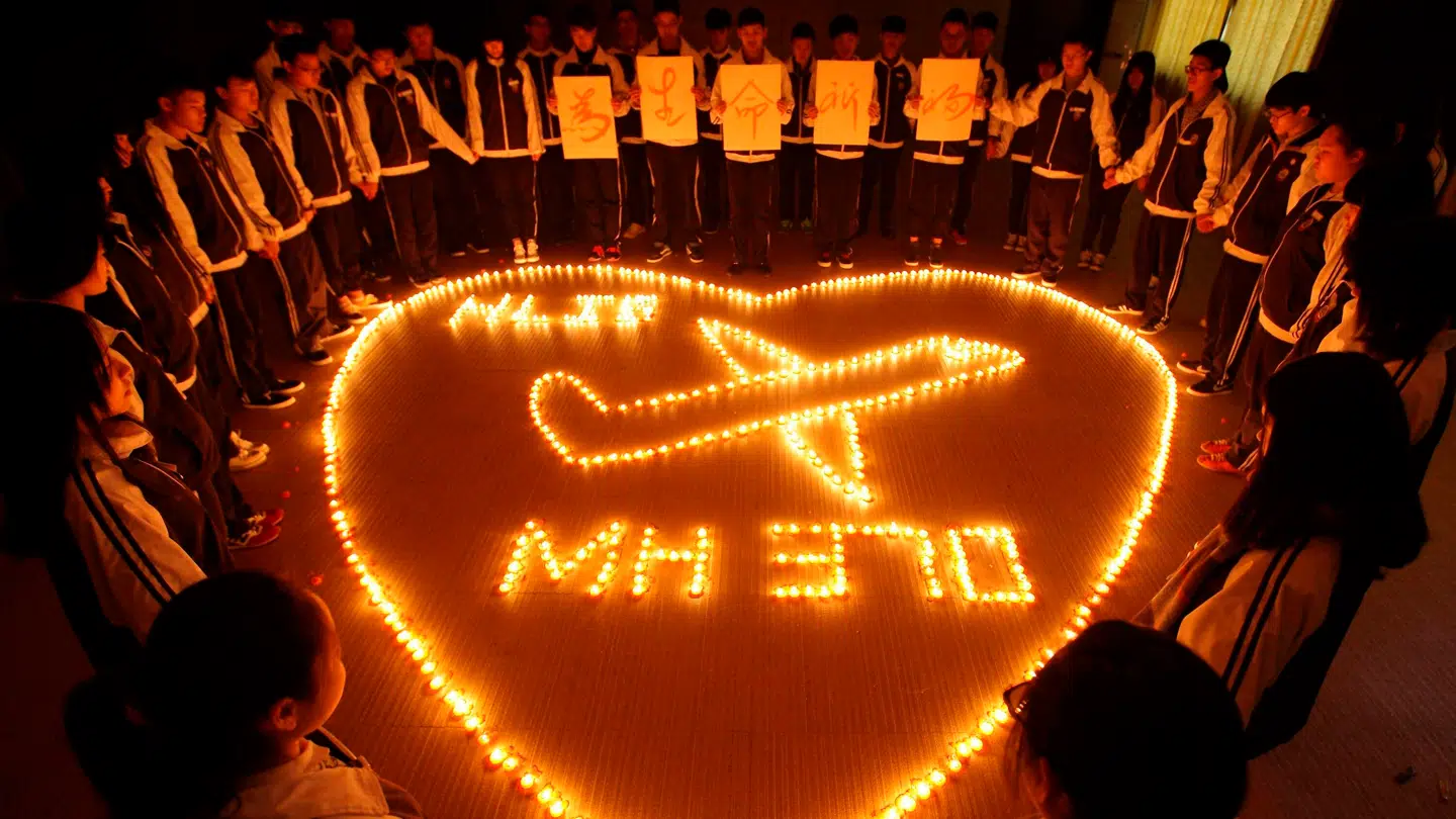 Der er siden 2014 holdt mange mindehøjtideligheder for de de forsvundne personer ombord på MH370. Her i Kina.