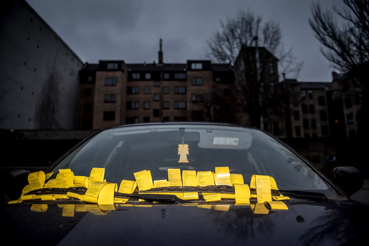 Parkeringsbøder skal lægges i forruden eller overbringes direkte til føreren – det er ulovligt bare at sende dem frem med posten.