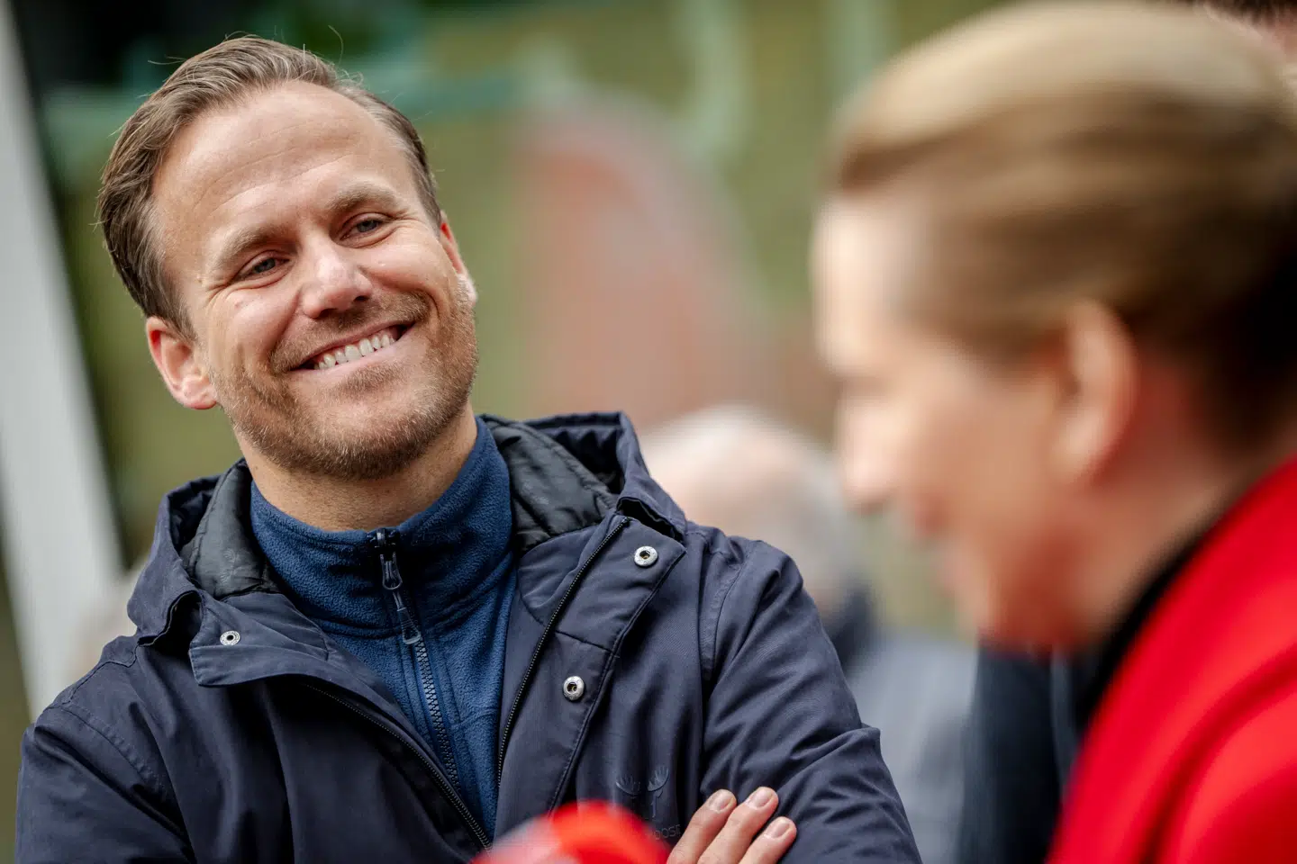 Statsminister Mette Frederiksen (S) ophænger Socialdemokratiets valgplakater til kommunal- og regionalvalget 2025 sammen med borgmester Marco Damgaard (S) i Herlev, lørdag den 25. oktober 2025. (Foto: Mads Claus Rasmussen/Ritzau Scanpix)