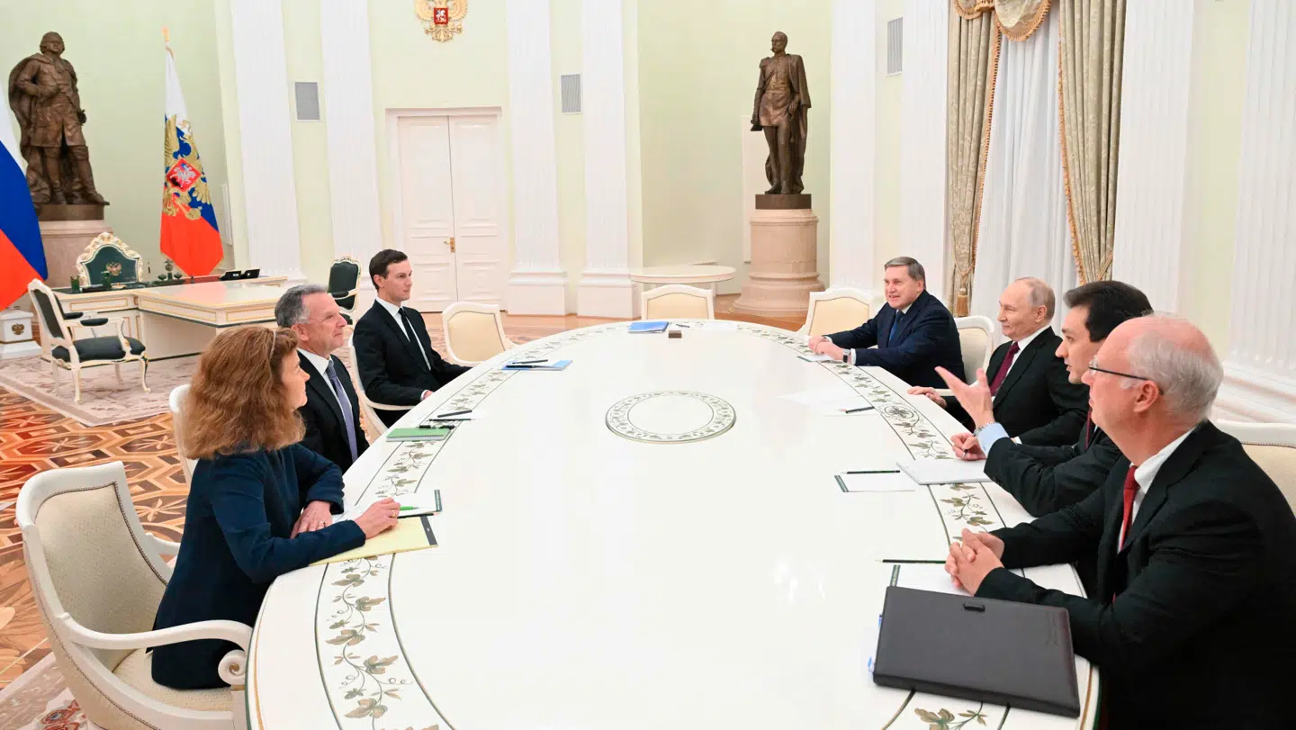 Sådan så det ud til tirsdagens møde i Moskva, hvor udsendinge fra USA mødtes med den russiske præsident, Vladimir Putin.