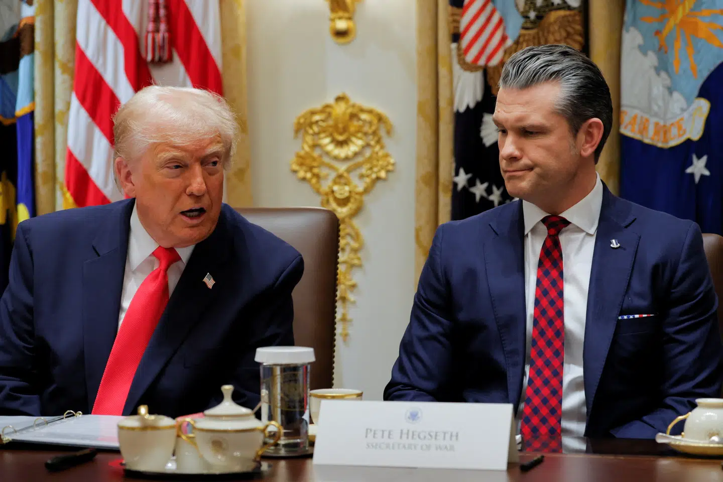 Den amerikanske præsident, Donald Trump, ses her med Pete Hegseth i Det Hvide Hus tirsdag.
