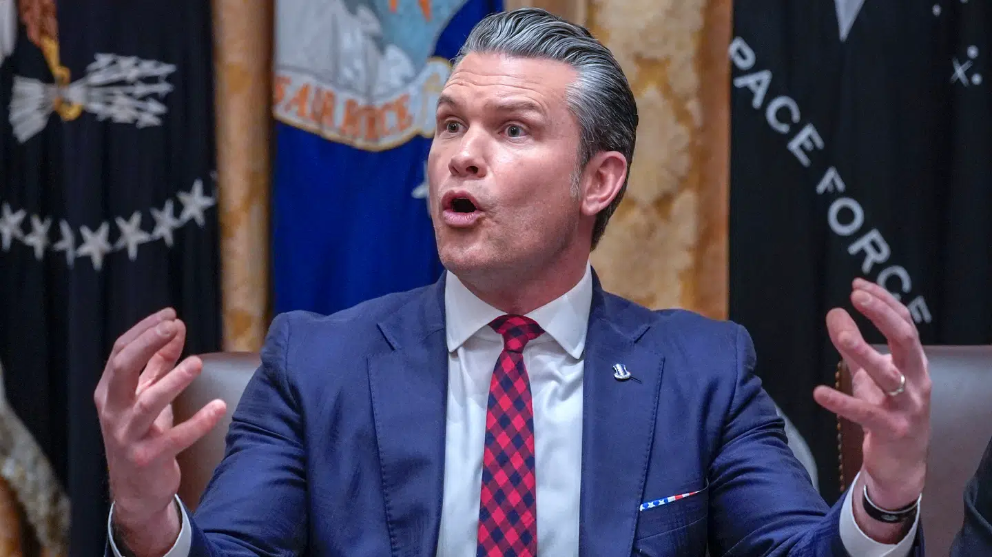 Den amerikanske forsvarsminister, Pete Hegseth, ses her under et møde i Det Hvide Hus den 2. december. Han benytter sig også af titlen som krigsminister.