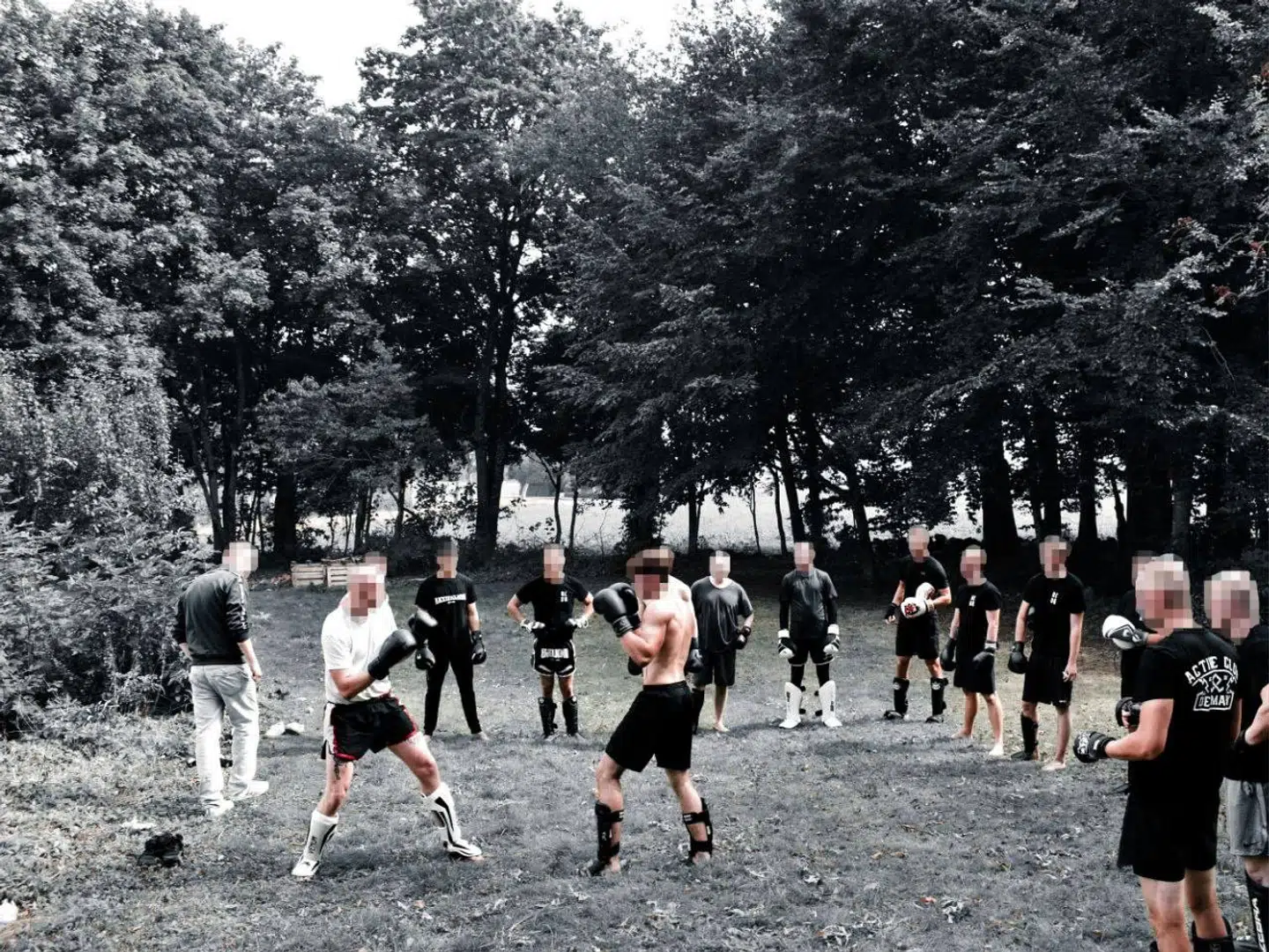 Her ses danske medlemmer af Active Club træne kampsport sammen med svenske medlemmer af kampklubben.