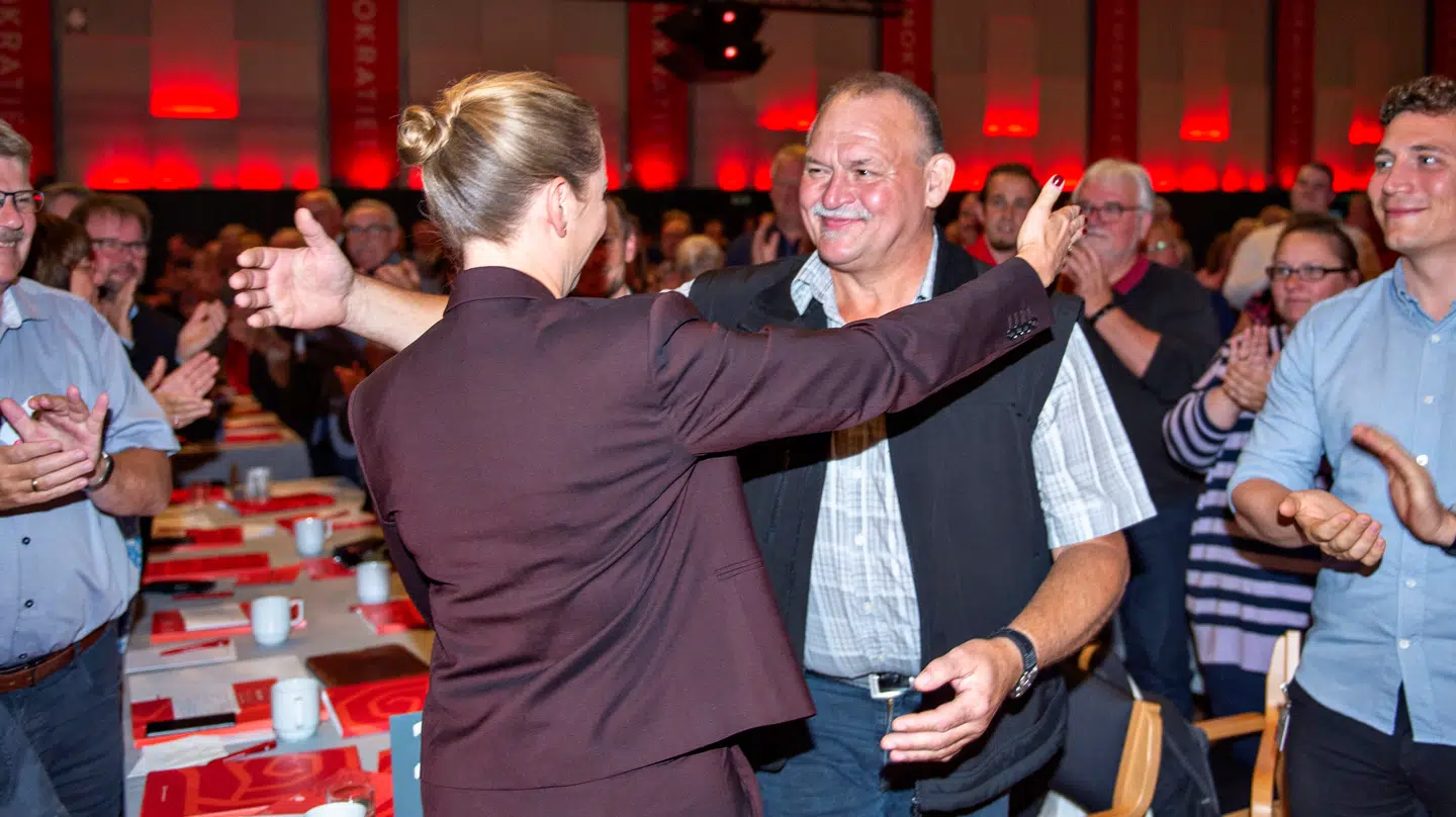 Socialdemokratiets formand, statsminister Mette Frederiksen, hilser på Arne Juhl efter en tale i 2019.