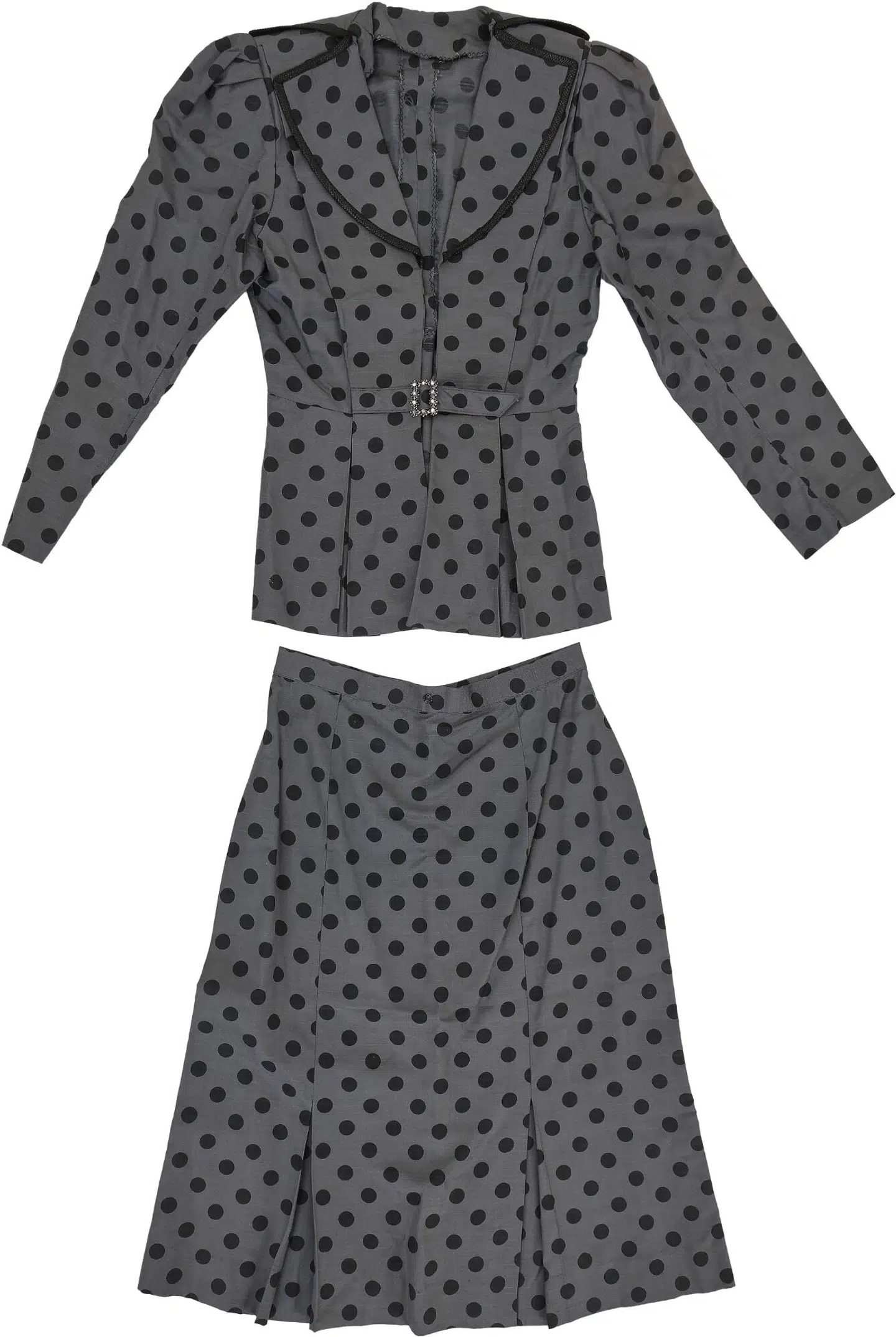 Denne kjoledragt blev benyttet af Maude Varnæs (Malene Schwartz) i afsnit 22, »Det går jo godt«, og er vurderet til 10.000 kroner.