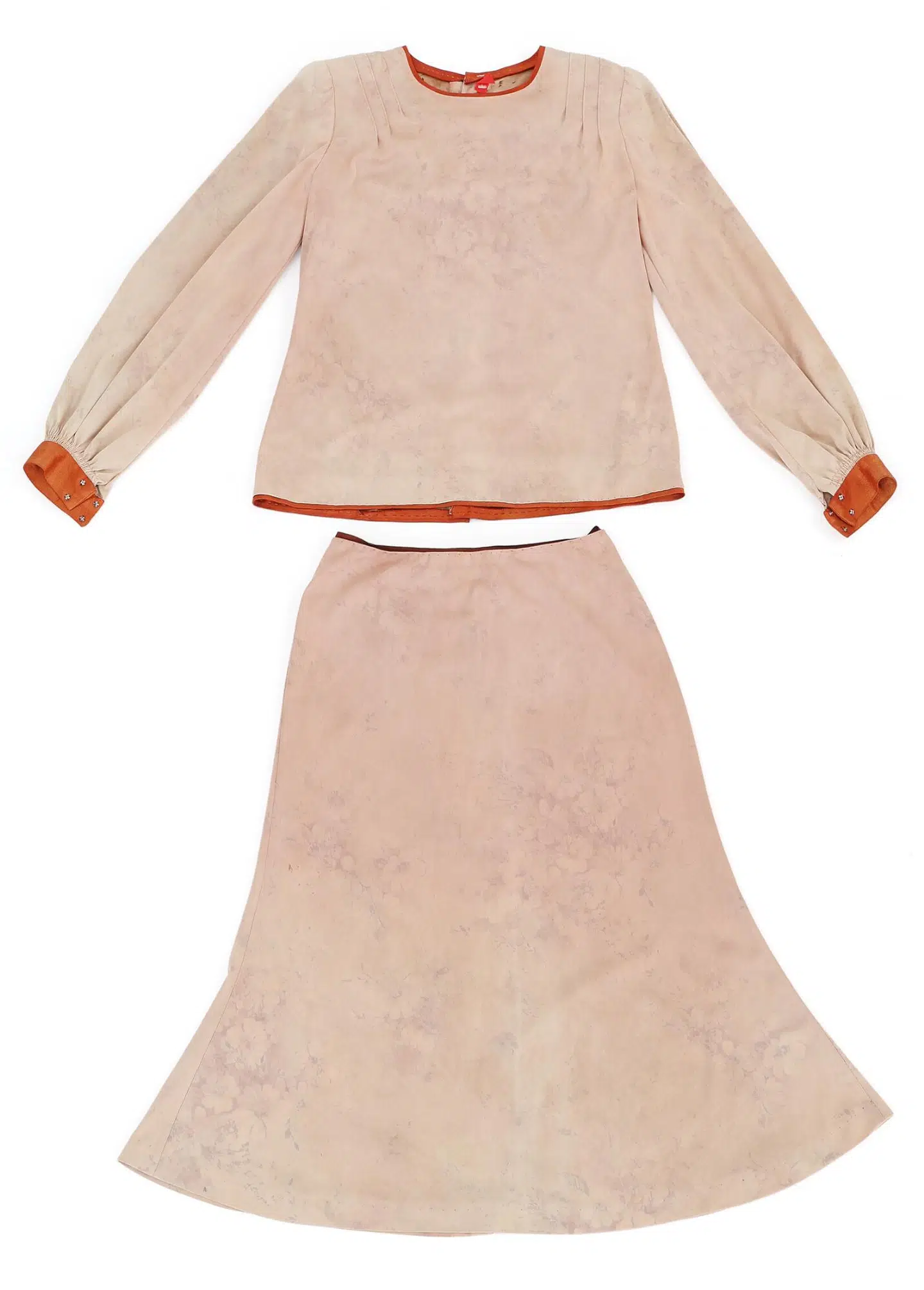 Dette kjolesæt bar Maud Varnæs (Malene Schwartz) i afsnit 14, »Brikkerne«. Det er vurderet til 8.000–10.000 kroner og stammer som de øvrige kostumer fra en privat samling.