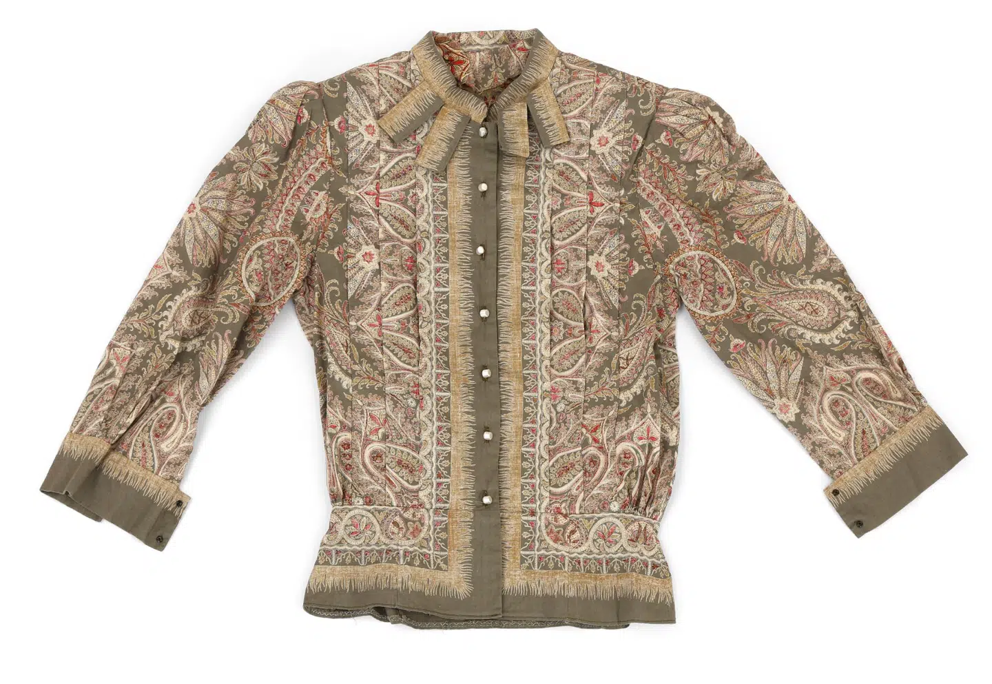 Denne skjortebluse blev båret af Vicki Arnesen (Sonja Oppenhagen) i afsnit 20, »Den 11. time« og er vurderet til 8.000–10.000 kroner.