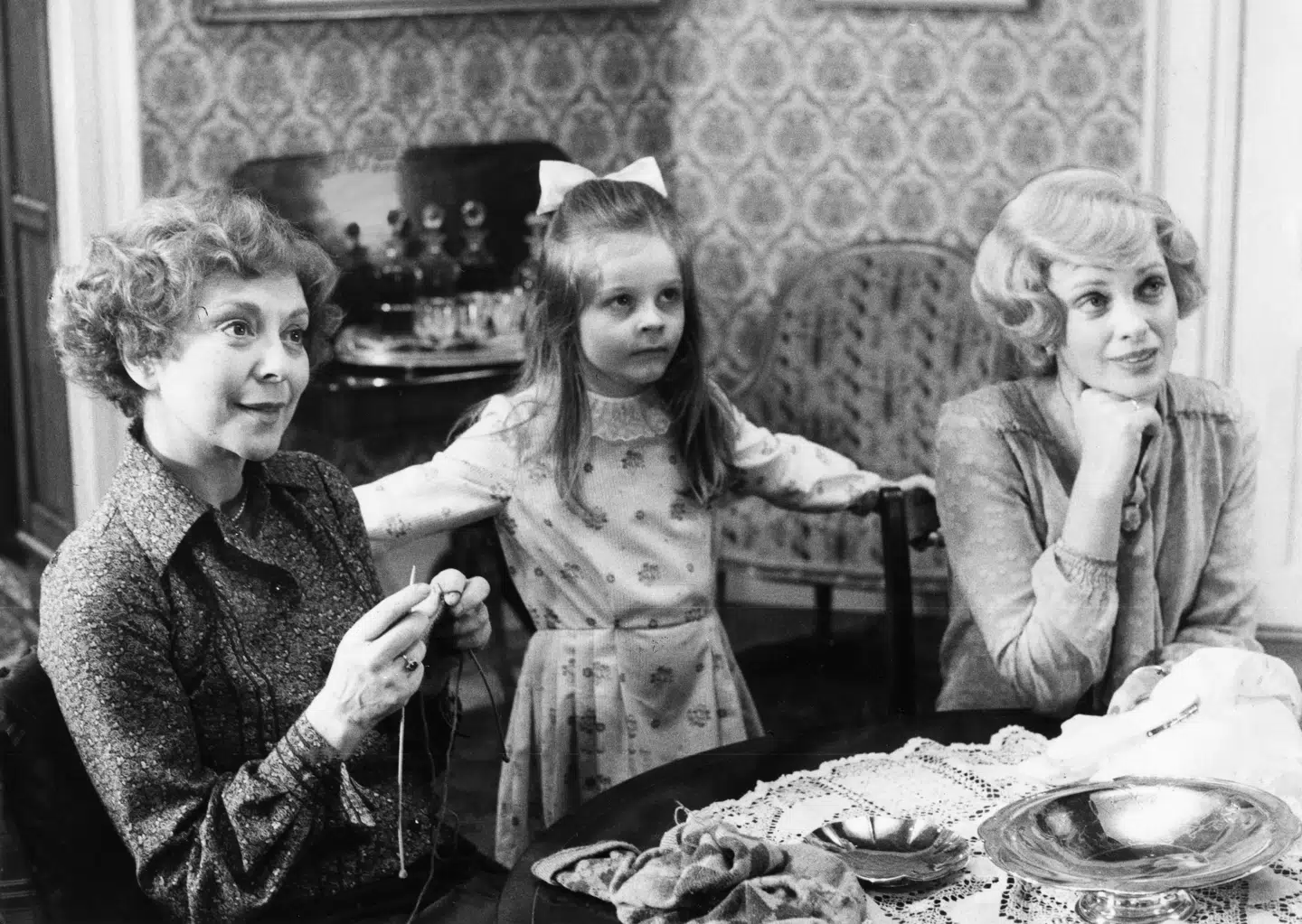 »Matador«-tilhængere kan nu blive ejere af blandt andet Maude Varnæs' kjoler. Her ses hun sammen med to øvrige »Matador«-karaktererne Elisabeth Friis (tv.) og Regitze Varnæs (midten).