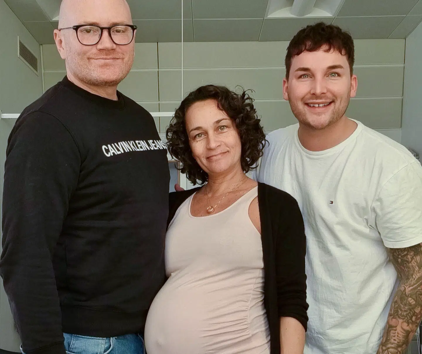 Camilla Juliussen fødte for fire år siden den pige, som hendes bror Søren (tv) og hans mand, Søren Kristensen, er de stolte og glade forældre til. Nu skal fertilitetsbehandlingen af rugemødre også kunne foregå i Danmark.