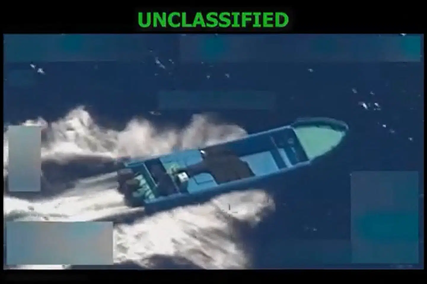 USA har forklaret, at angreb på både er en del af de fortsatte bestræbelser på at bekæmpe narkohandel. Billedet viser et angreb på en båd, som forsvarsminister Pete Hegseth delte 22. oktober. (Arkivfoto).