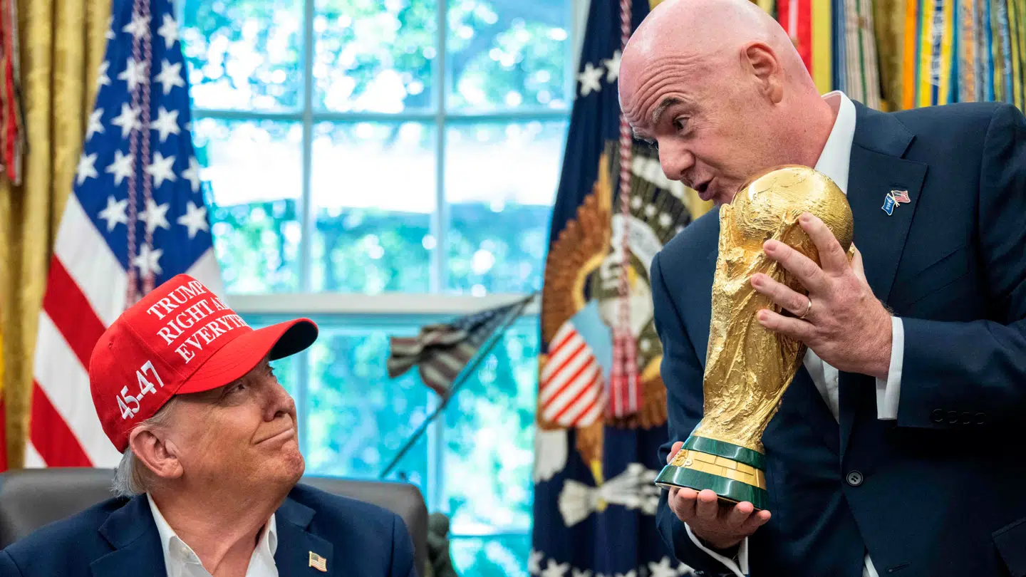 FIFA-præsident Gianni Infantino havde VM-trofæet med til Donald Trump i august.