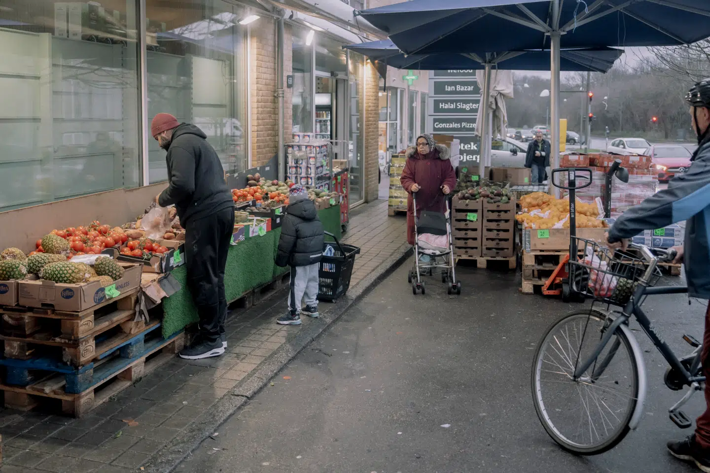 Beboere handler i den lokale basar i Tingbjerg.