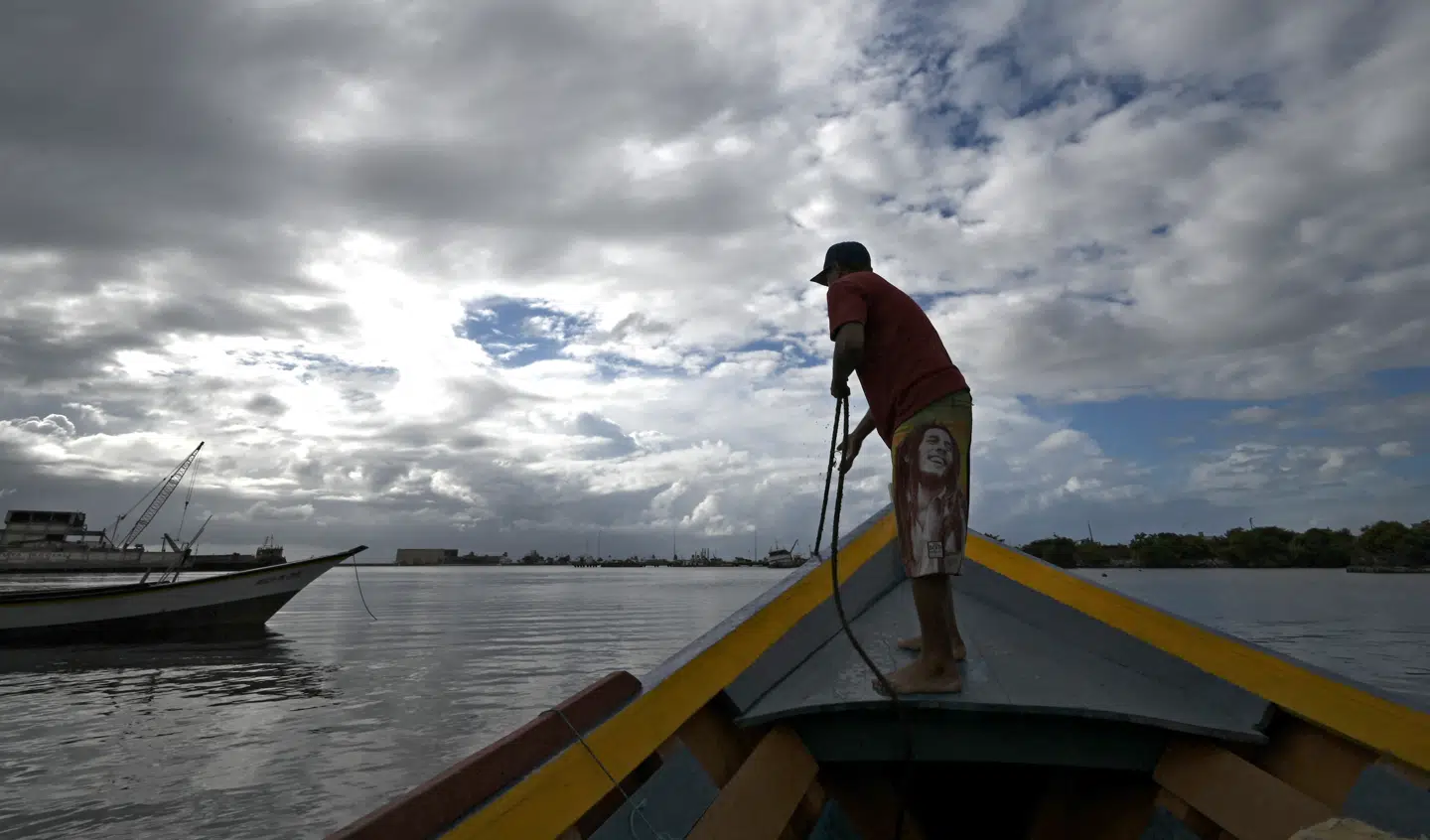 En fisker gør sin båd klar i den venezuelanske havneby Güiria. Flere af de smuglere, som USA de seneste måneder har dræbt, kom herfra. Men ifølge nyhedsbureauet APs research er der tale om småforbrydere og forarmede fiskeskippere snarere end »narkoterrorister«.