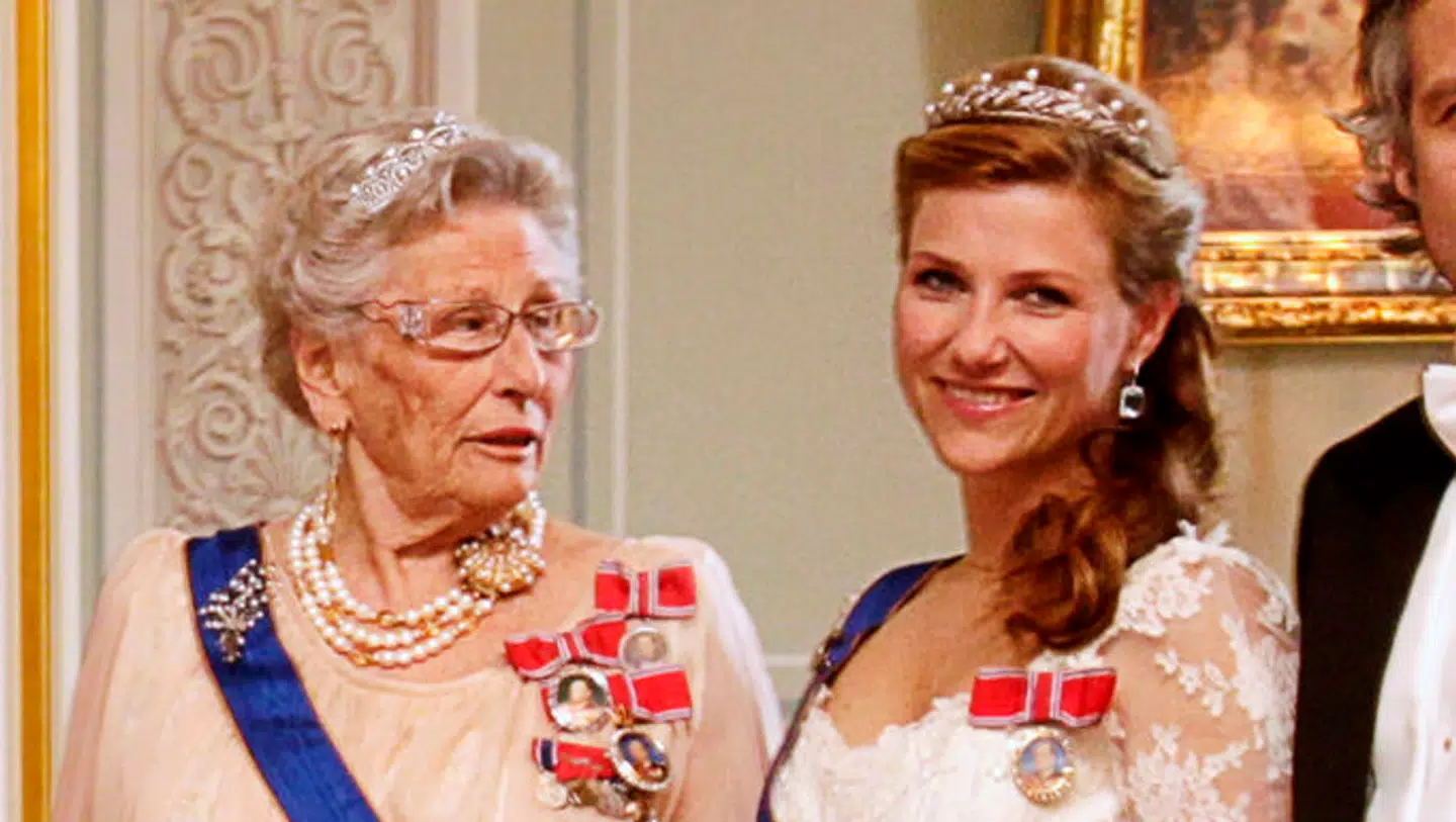 Prinsesse Astrid og prinsesse Märtha Louise af Norge er blevet væsentligt fattigere i 2024. De to prinsesser modtager ikke apanage og er dermed heller ikke fritaget fra at betale skat i Norge, hvorfor deres indtægter nu bliver offentliggjort sammen med resten af nordmændenes.