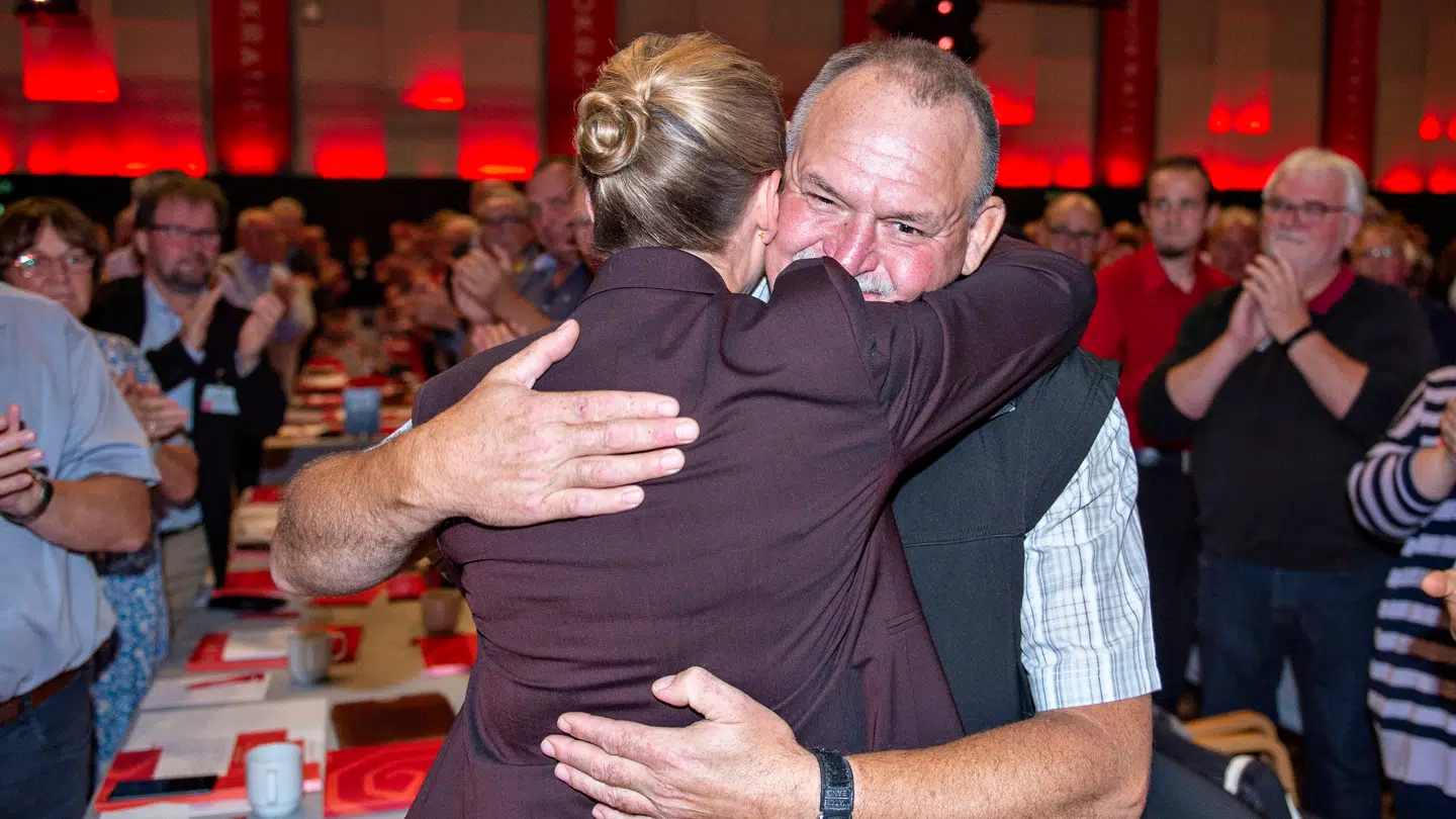 Mette Frederiksen, hilser her på Arne efter hendes tale under Socialdemokratiets kongres i 2019.
