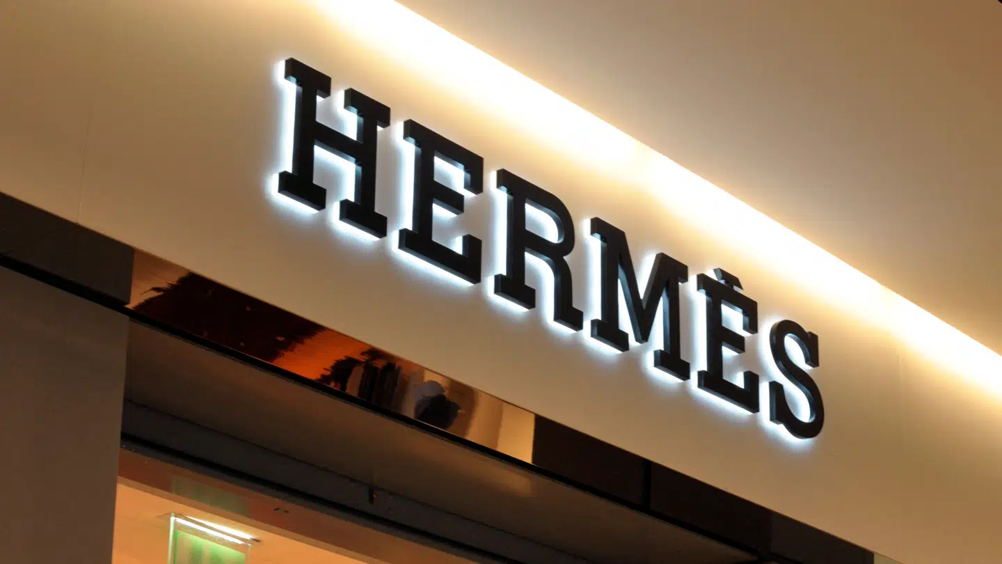 En arving til Hermès-imperiet er blevet svindlet for milliarder, lyder anklagen. Nu vil han gå rettens gang.