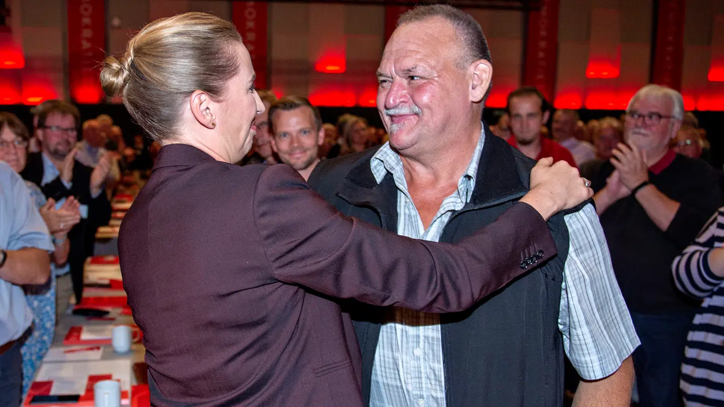 Socialdemokratiets formand, statsminister Mette Frederiksen, hilser på Arne efter hendes tale under Socialdemokratiets kongres i 2019.