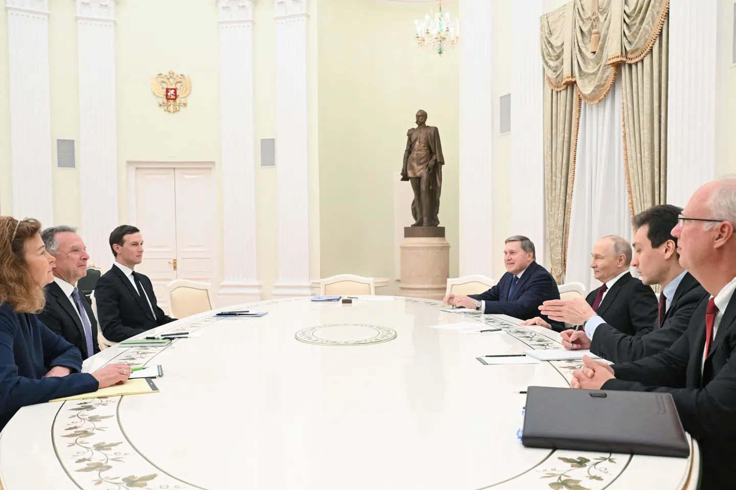 USA's særlige udsending Steve Witkoff og Jared Kushner, svigersøn til præsident Donald Trump, deltog tirsdag i et møde med præsident Vladimir Putin i Moskva. Mødet varede ifølge AFP fem timer.