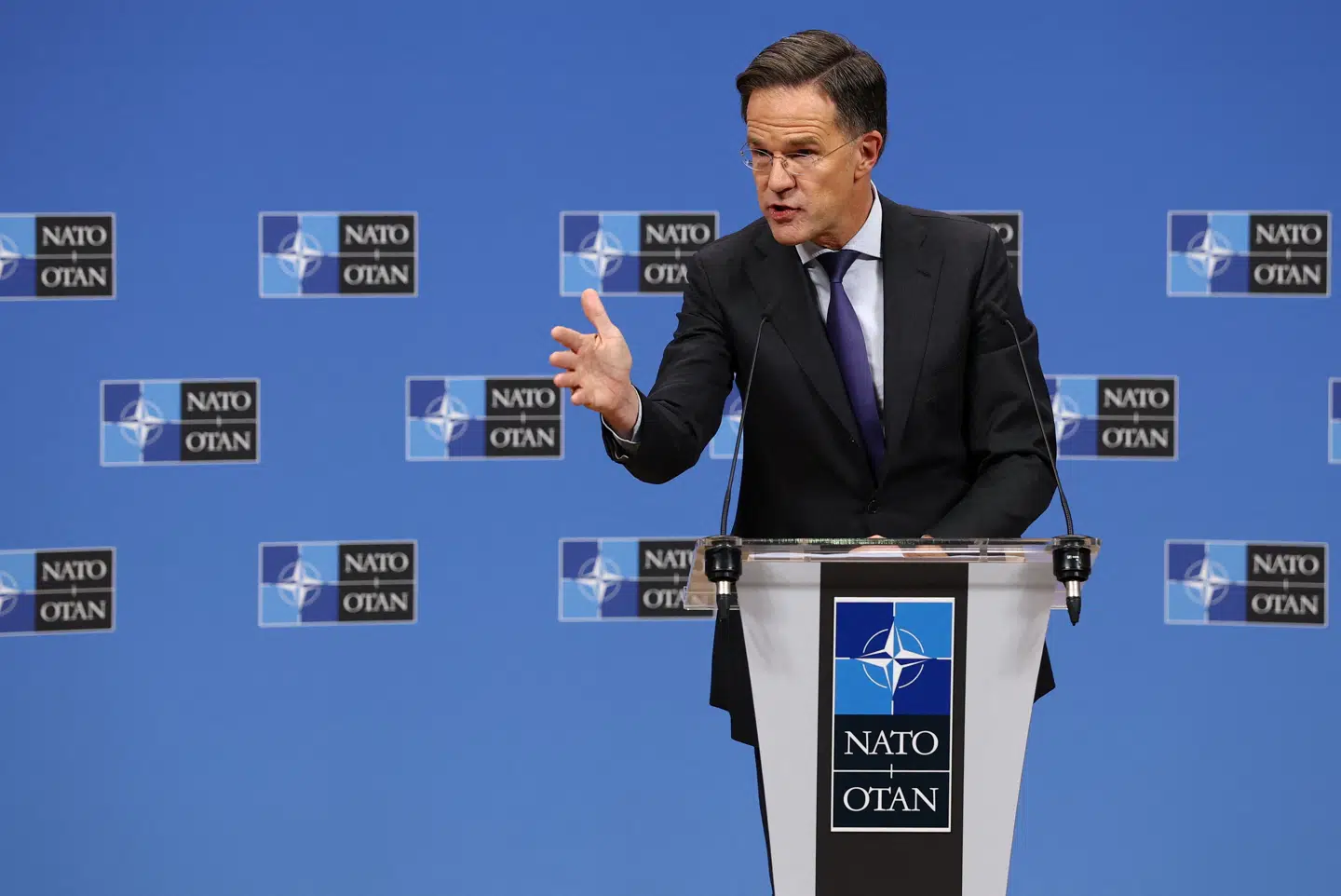 Mens flere stemmer taler for en mere aktiv tilgang til russiske hybridangreb, lægger NATOs generalsekretær, Mark Rutte, vægt på, at alliancen fortsat er og forbliver en forsvarsalliance.