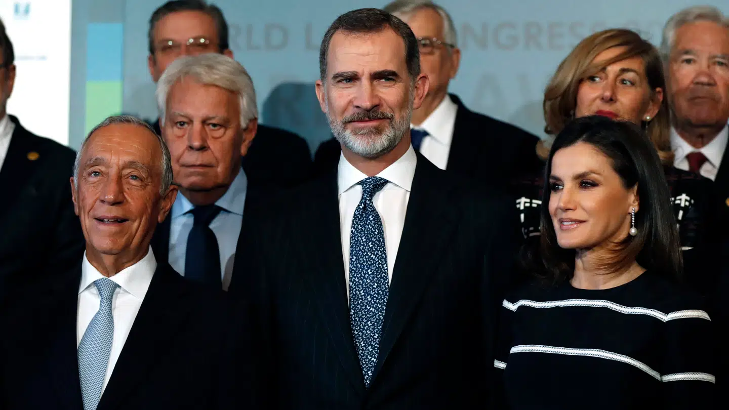 Marcelo Rebelo de Sousa (længst tv.), Spaniens kong Felipe (i midten) og hans hustru, dronning Letizia (th.)