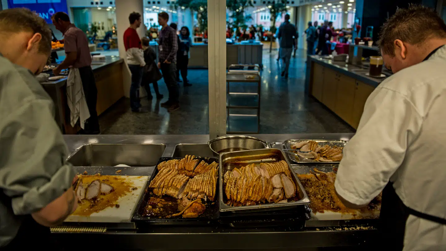 Buffeter er en af de store smittesyndere til julefrokoster.