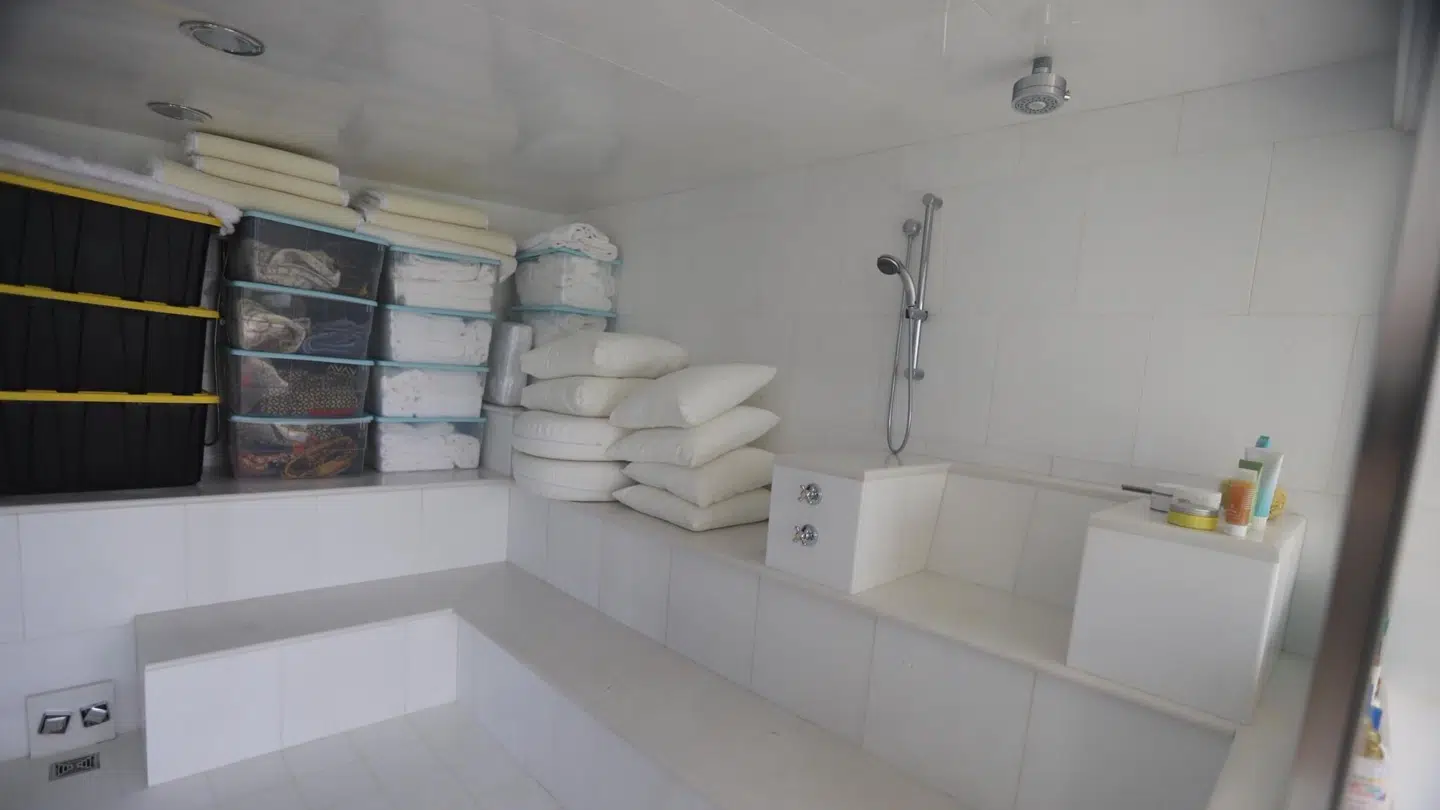 Her ses et badeværelse fra øen.