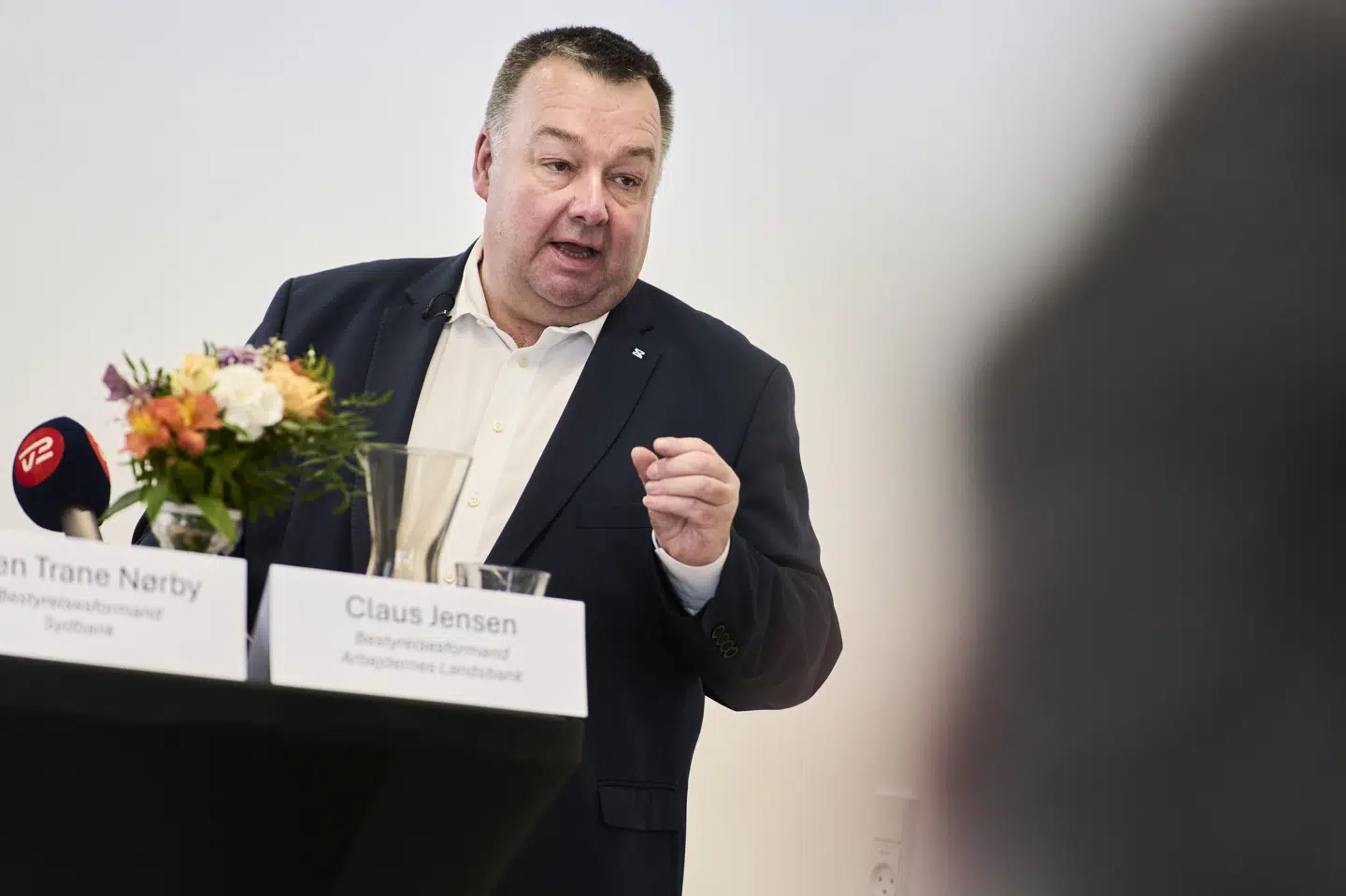 Den 27. oktober blev det meldt ud, at Sydbank, Vestjysk Bank og Arbejdernes Landsbank ønskede at fusionere. På billedet ses Arbejdernes Landsbank formand, Claus Jensen, til et pressemøde i Sydbank i København selvsamme dag. Onsdag vedtager Arbejdernes Landsbank forslaget om en fusionering til en generalforsamling. (Arkivfoto).