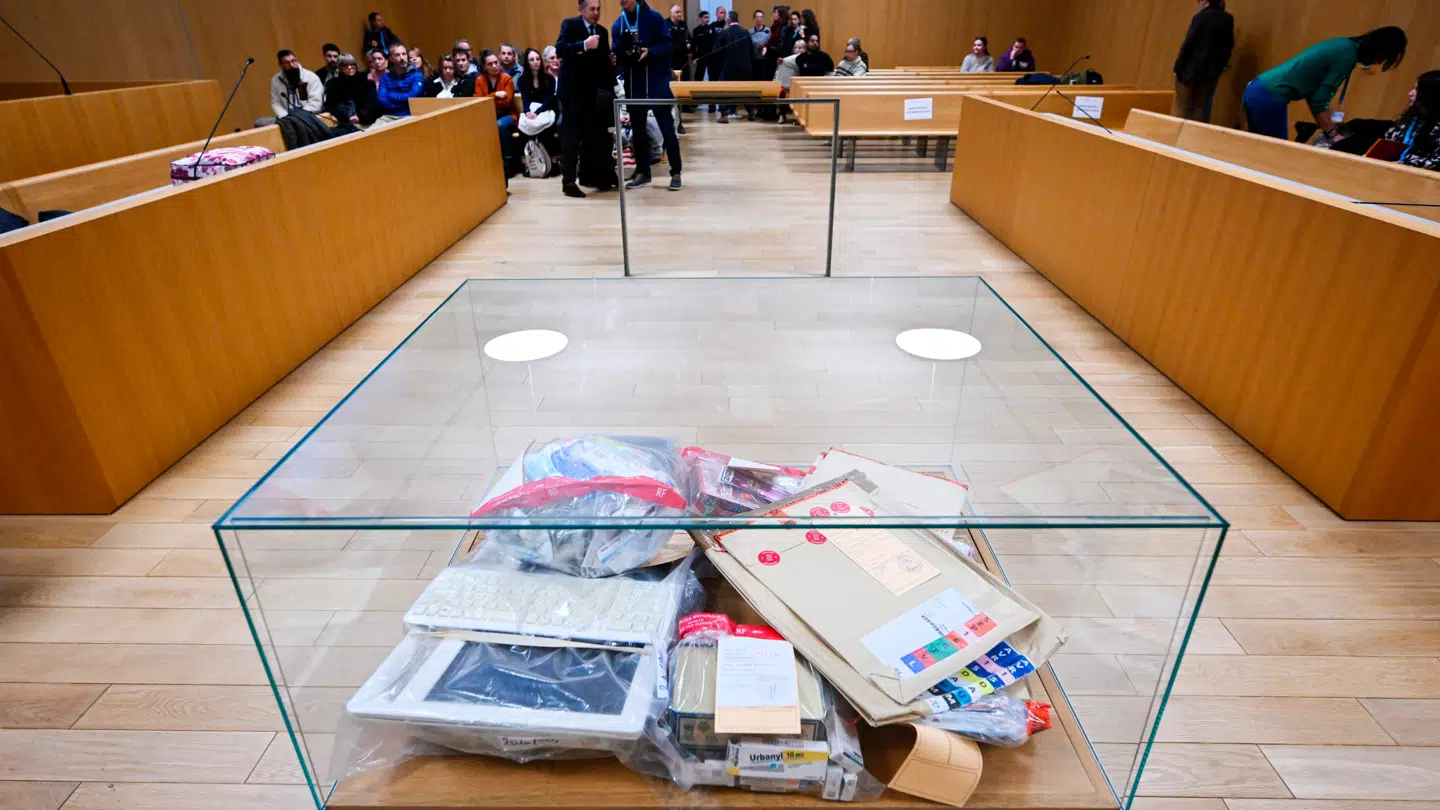Et billede fra retssalen viser den omfattende mængde beviser, der blev fremlagt under retssagen. (Arkivfoto)