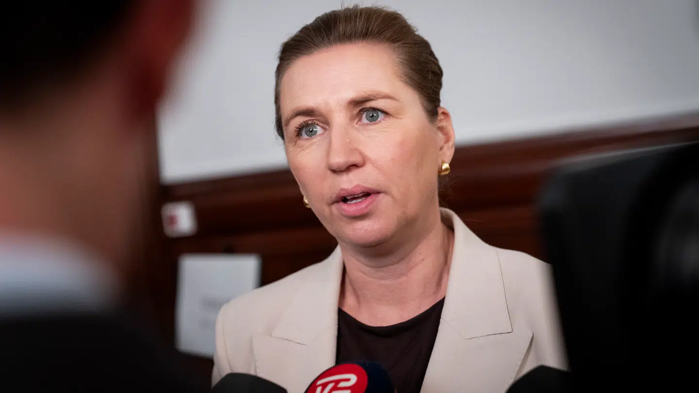 Statsminister Mette Frederiksen (S) melder om kursskifte.