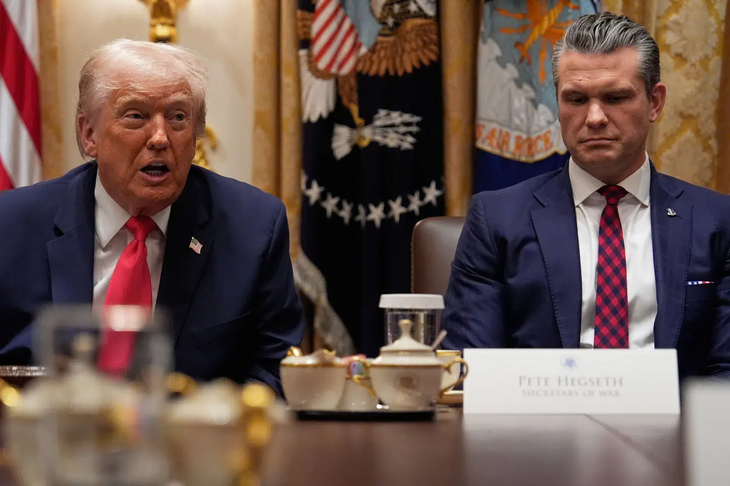 Præsident Donald Trump taler under et kabinetmøde tirsdag. Ved siden af ham sidder forsvarsminister Pete Hegseth.