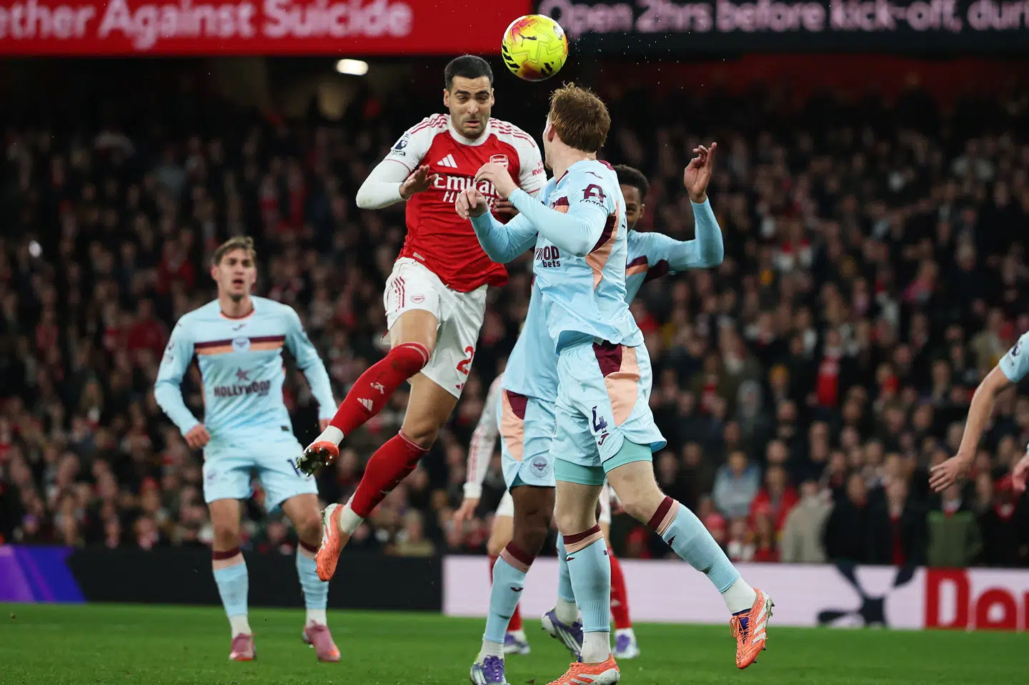 Mikel Merino stiger til vejrs og sender Arsenal på sejrskurs i hjemmekampen mod Brentford.