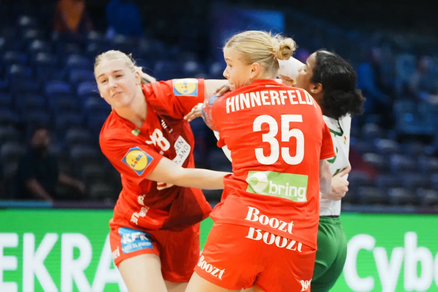 Laura Borg og Nanna Hinnerfeldt måtte slås for at holde de senegalesiske stregspillere i skak.