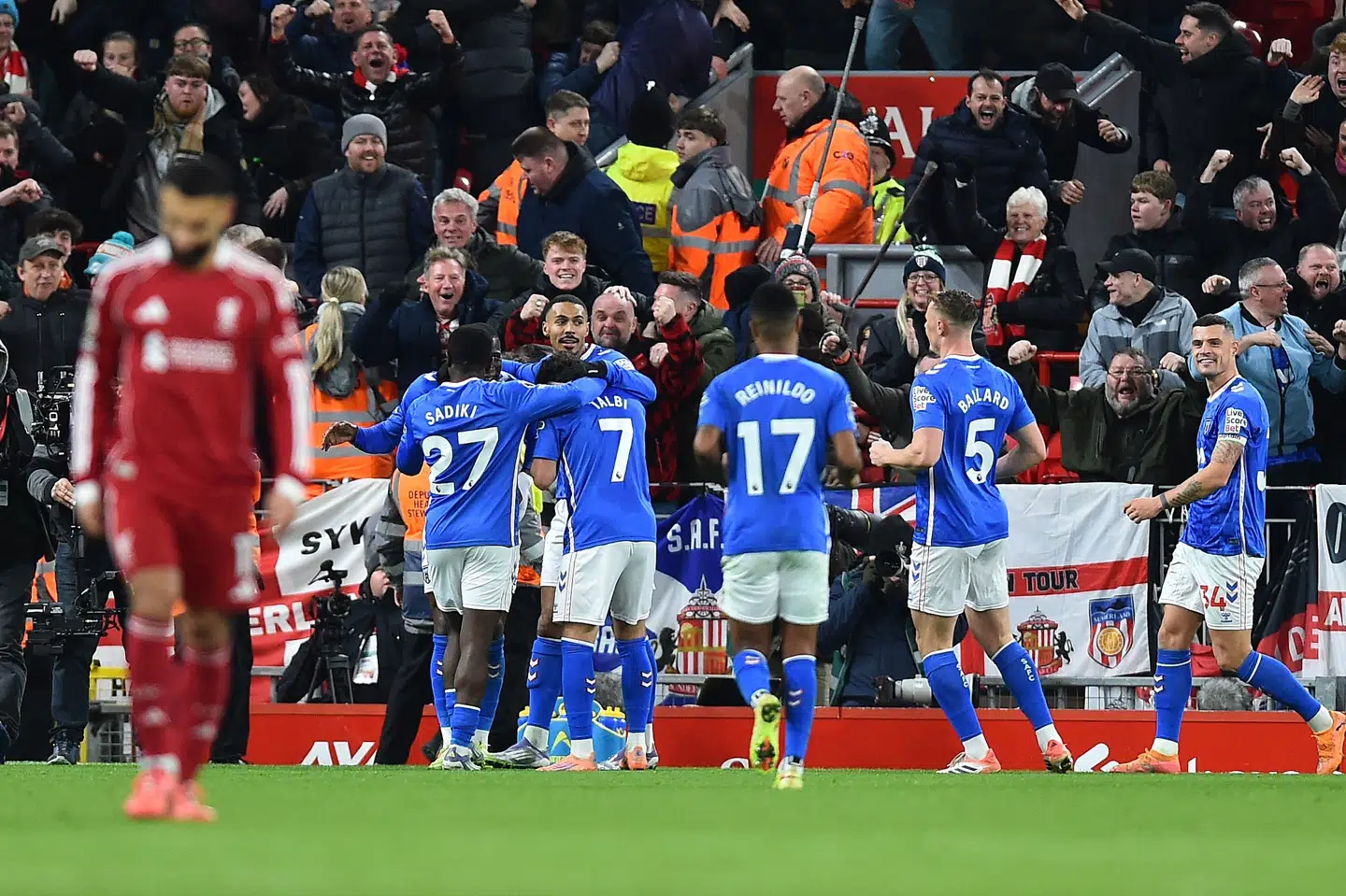 Sunderland chokerede Liverpool ved at bringe sig foran midt i anden halvleg. Mohamed Salah (i forgrunden) hænger med hovedet.