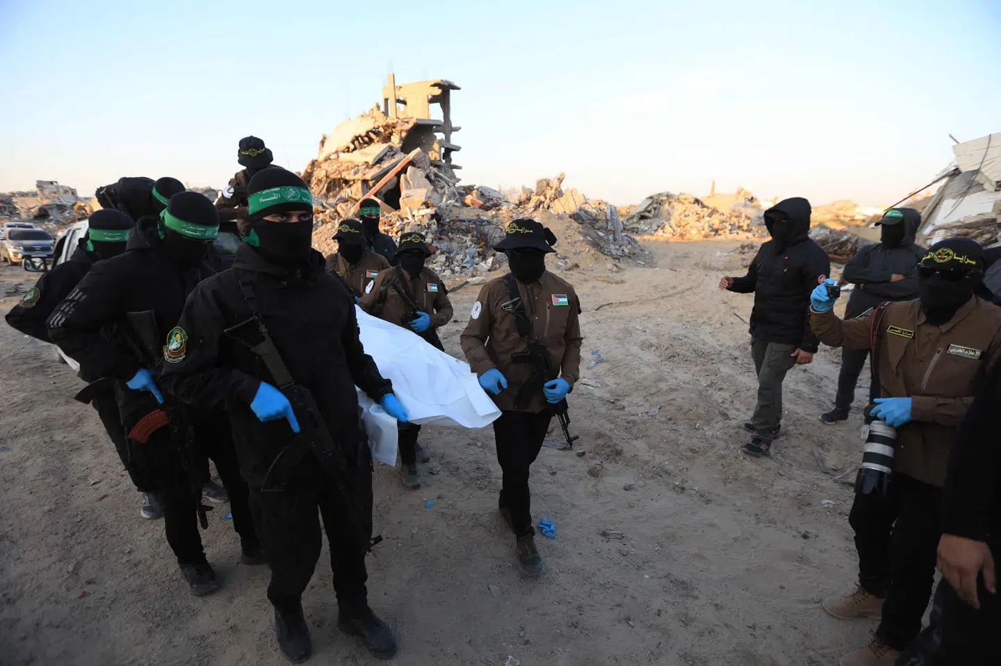 Hamas overdrog onsdag resterne af et lig af et formodet gidsel til Røde Kors. Israel er i gang med at identificere liget.